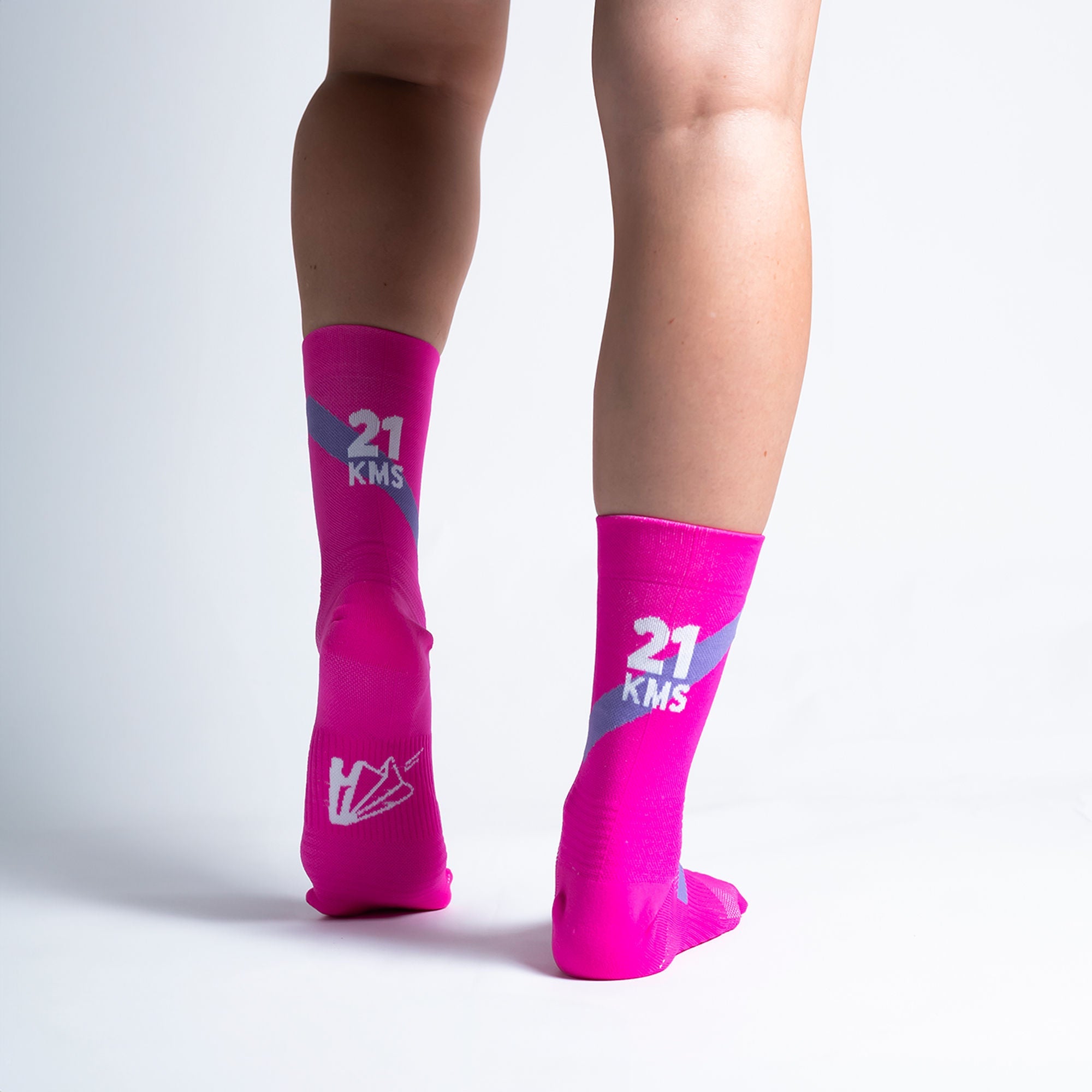 Calcetas deportivas 21kms para running, maratón y ciclismo. Con diseño técnico transpirable, compresión media y soporte en arco plantar, costura antiampollas.