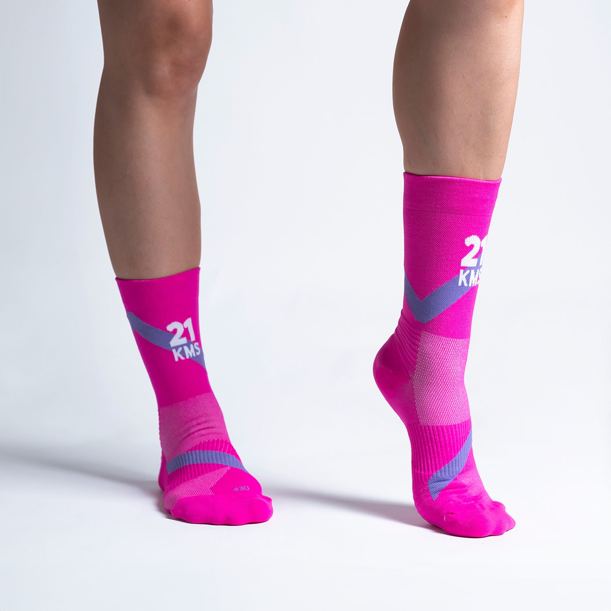 Calcetas deportivas 21kms para running, maratón y ciclismo. Con diseño técnico transpirable, compresión media y soporte en arco plantar, costura antiampollas.