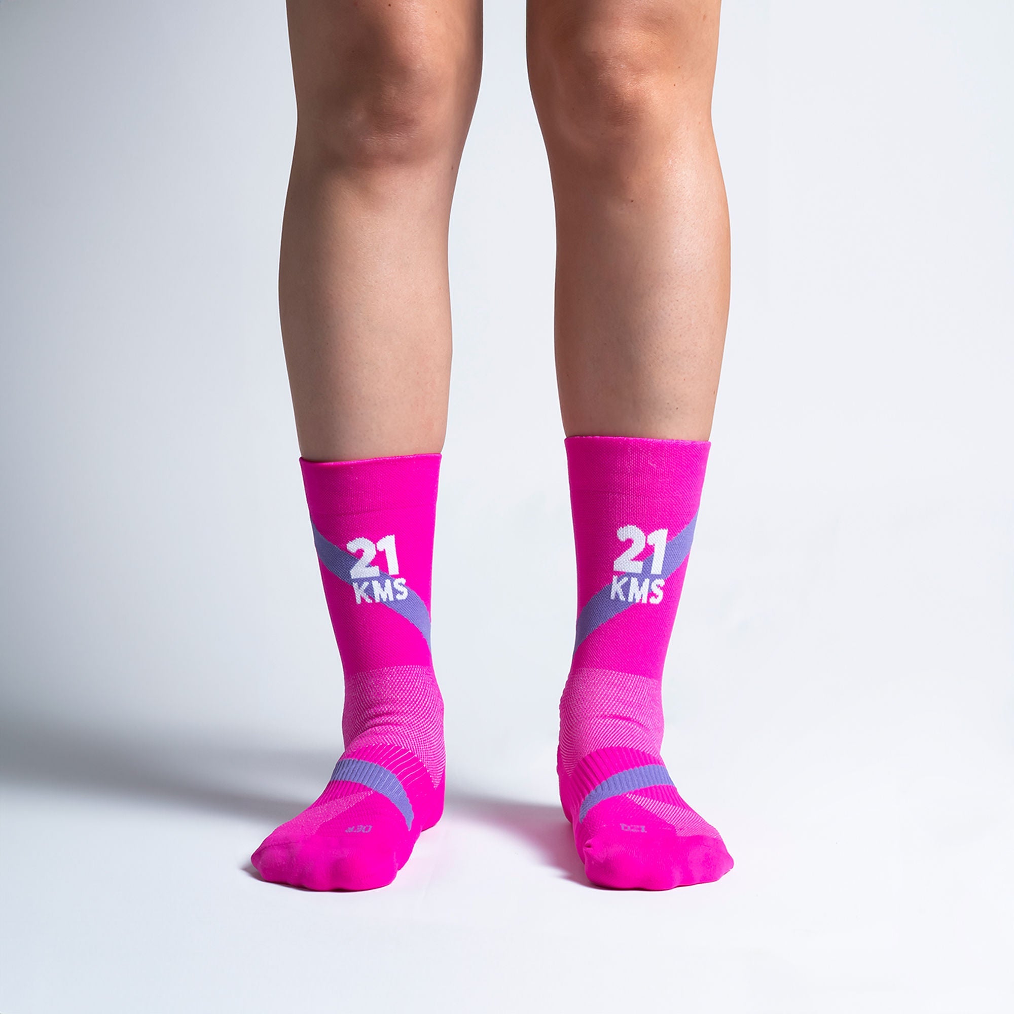 Calcetas deportivas 21kms para running, maratón y ciclismo. Con diseño técnico transpirable, compresión media y soporte en arco plantar, costura antiampollas.