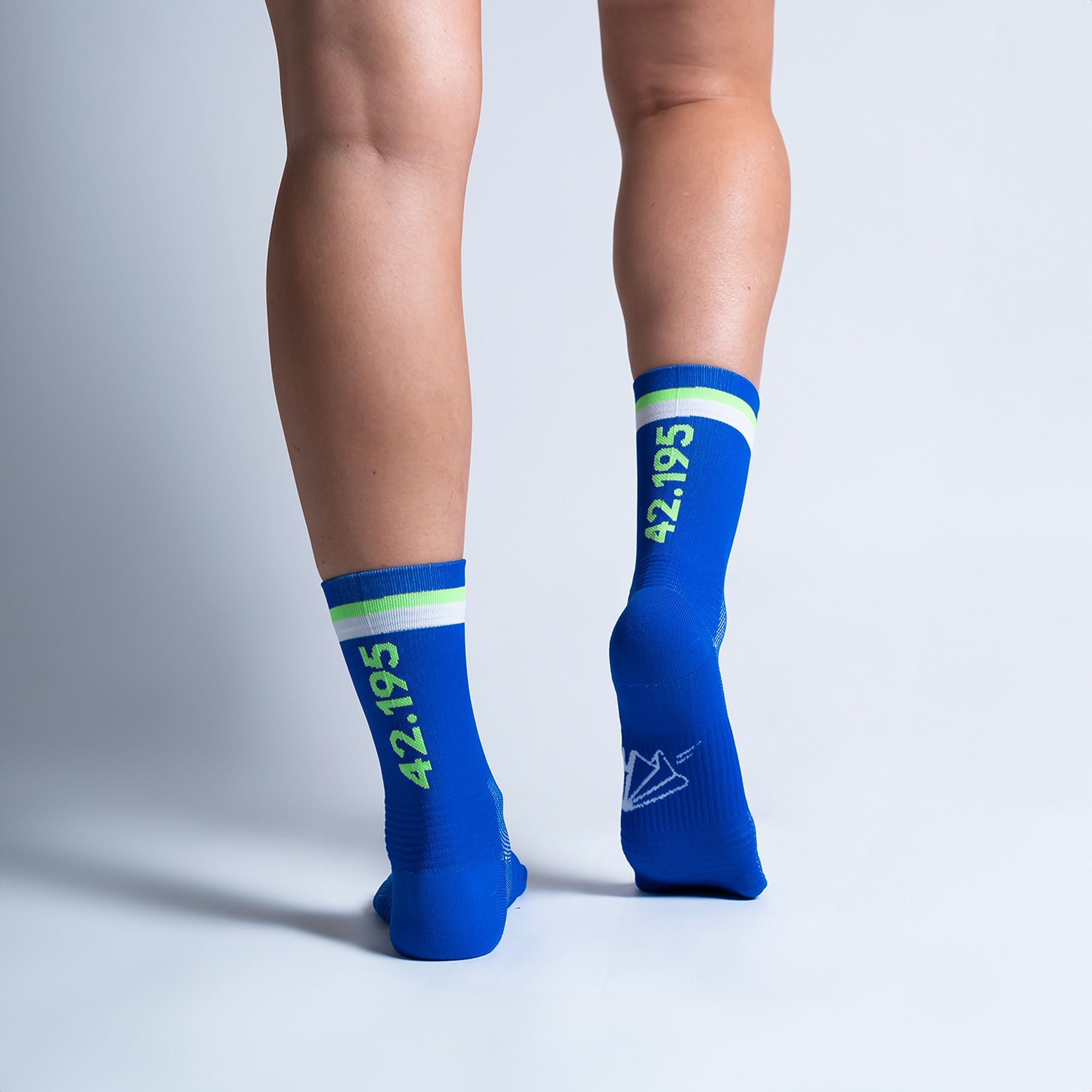 Calcetas deportivas 42.195 para running, maratón y ciclismo. Con diseño técnico transpirable, compresión media y soporte en arco plantar, costura antiampollas.