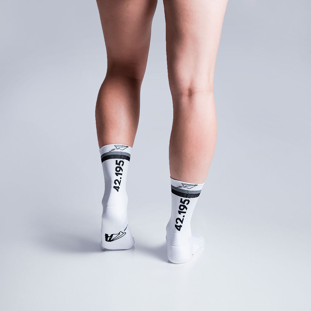 Calcetas deportivas 42.195 para running, maratón y ciclismo. Con diseño técnico transpirable, compresión media y soporte en arco plantar, costura antiampollas.