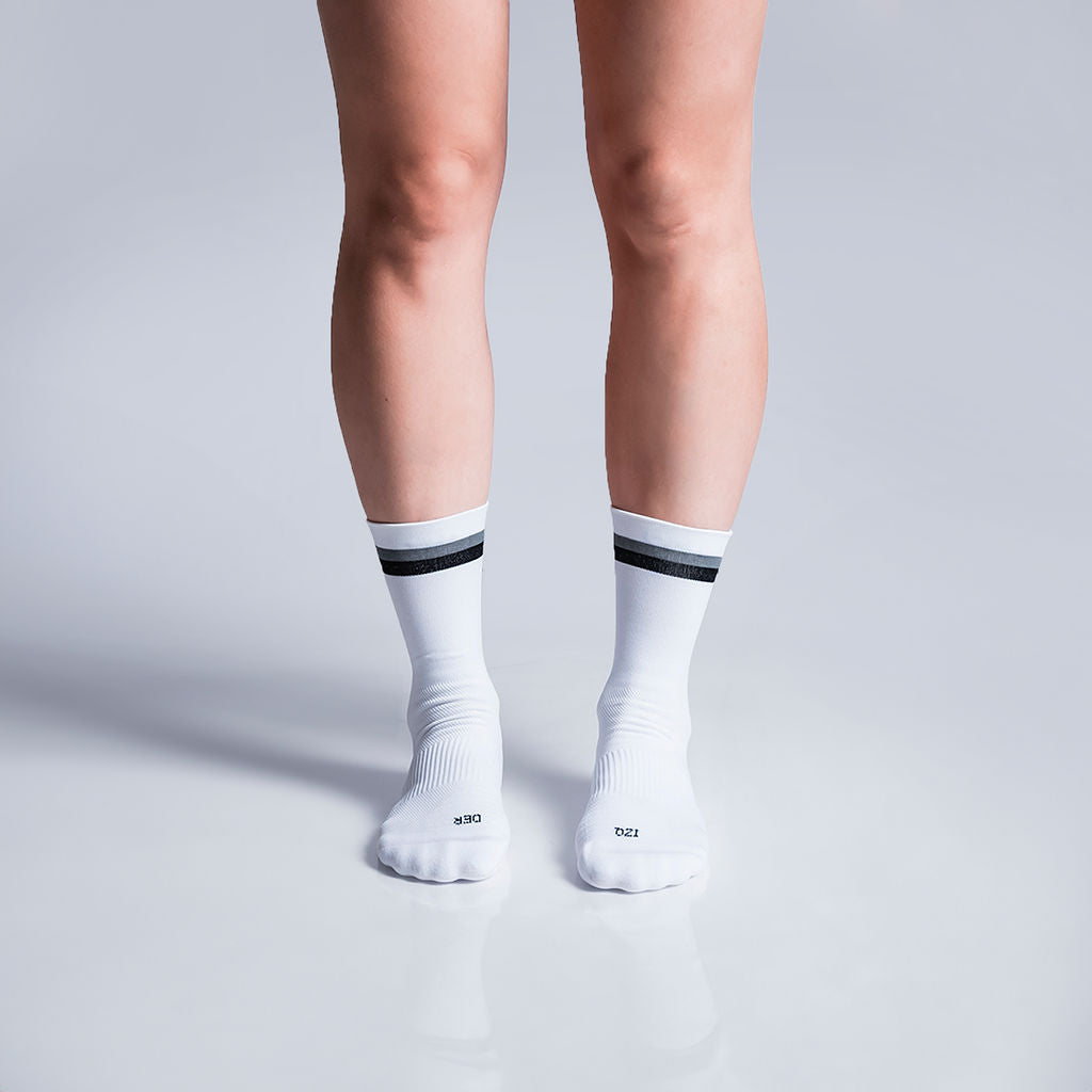 Calcetas deportivas 42.195 para running, maratón y ciclismo. Con diseño técnico transpirable, compresión media y soporte en arco plantar, costura antiampollas.