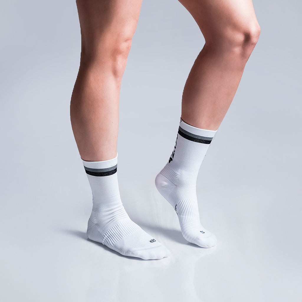 Calcetas deportivas 42.195 para running, maratón y ciclismo. Con diseño técnico transpirable, compresión media y soporte en arco plantar, costura antiampollas.