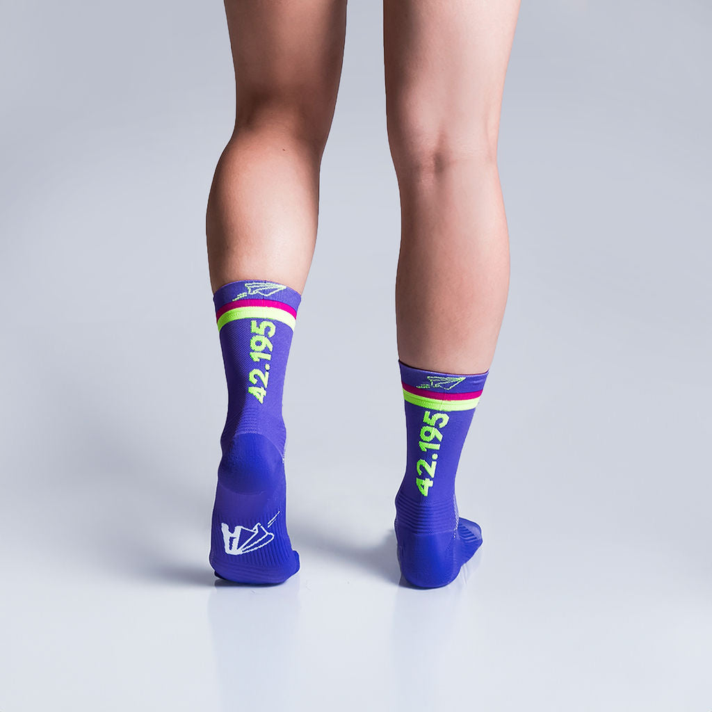 Calcetas deportivas 42.195 para running, maratón y ciclismo. Con diseño técnico transpirable, compresión media y soporte en arco plantar, costura antiampollas.