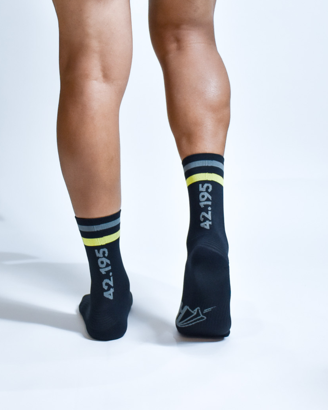 Calcetas deportivas 42.195 para running, maratón y ciclismo. Con diseño técnico transpirable, compresión media y soporte en arco plantar, costura antiampollas.