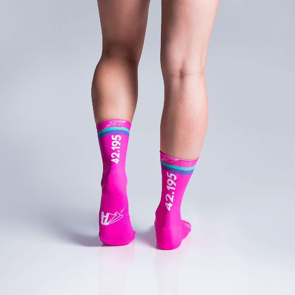 Calcetas deportivas 42.195 para running, maratón y ciclismo. Con diseño técnico transpirable, compresión media y soporte en arco plantar, costura antiampollas.