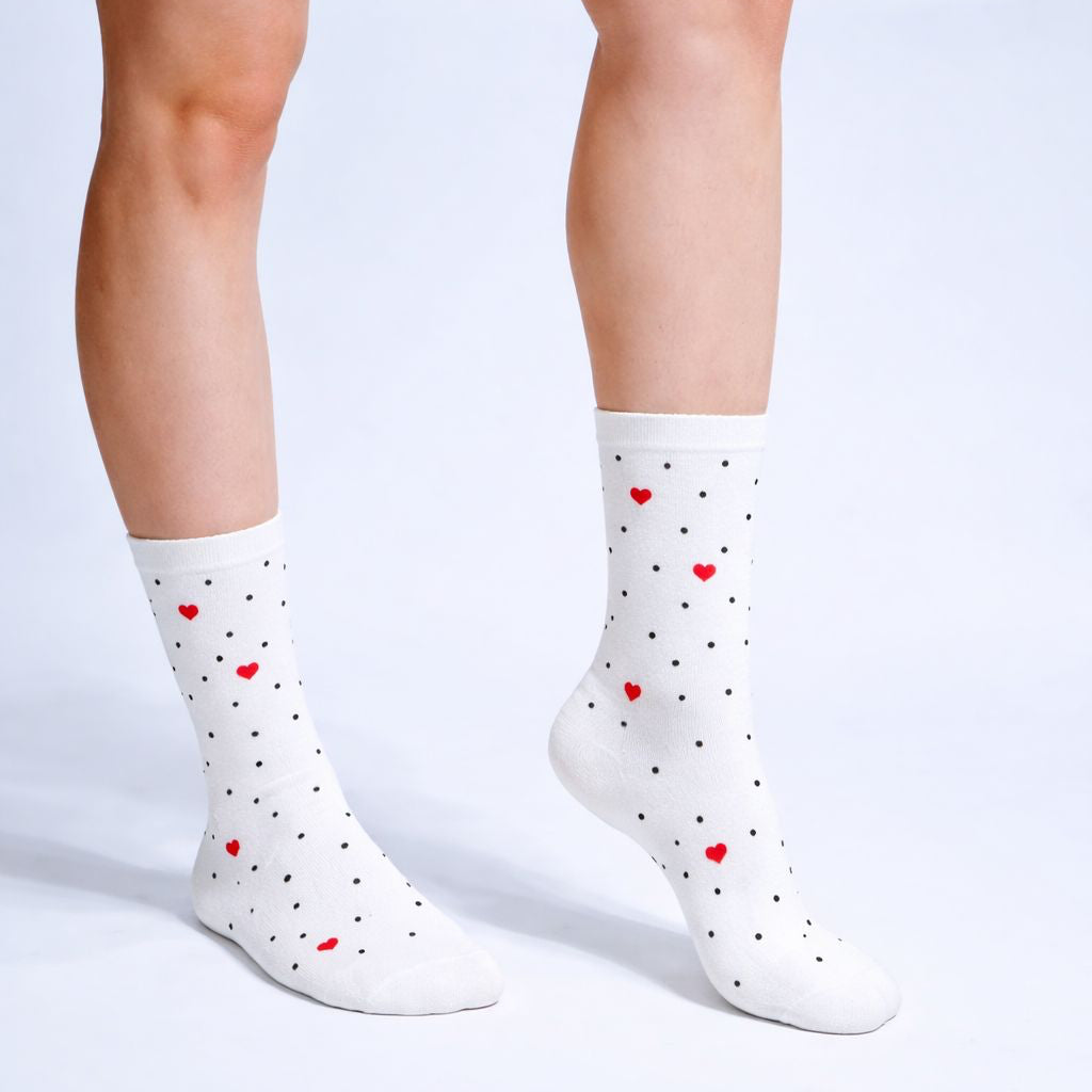 Calcetas deportivas AÉREO Red Hearts color blanco de corte medio, running, gym, ciclismo.