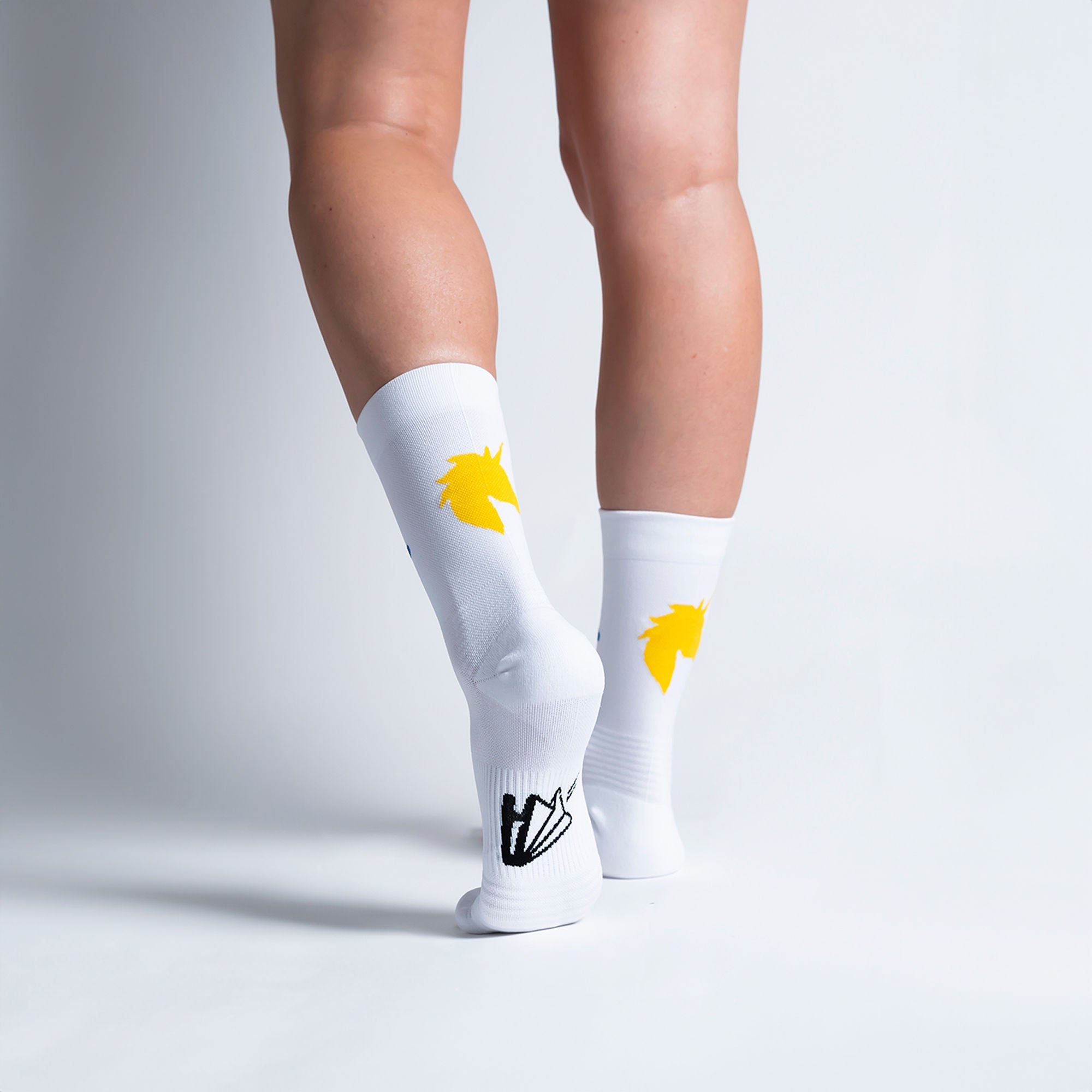 Calcetas deportivas Boston para running, maratón y ciclismo. Con diseño técnico transpirable, compresión media y soporte en arco plantar, costura antiampollas.