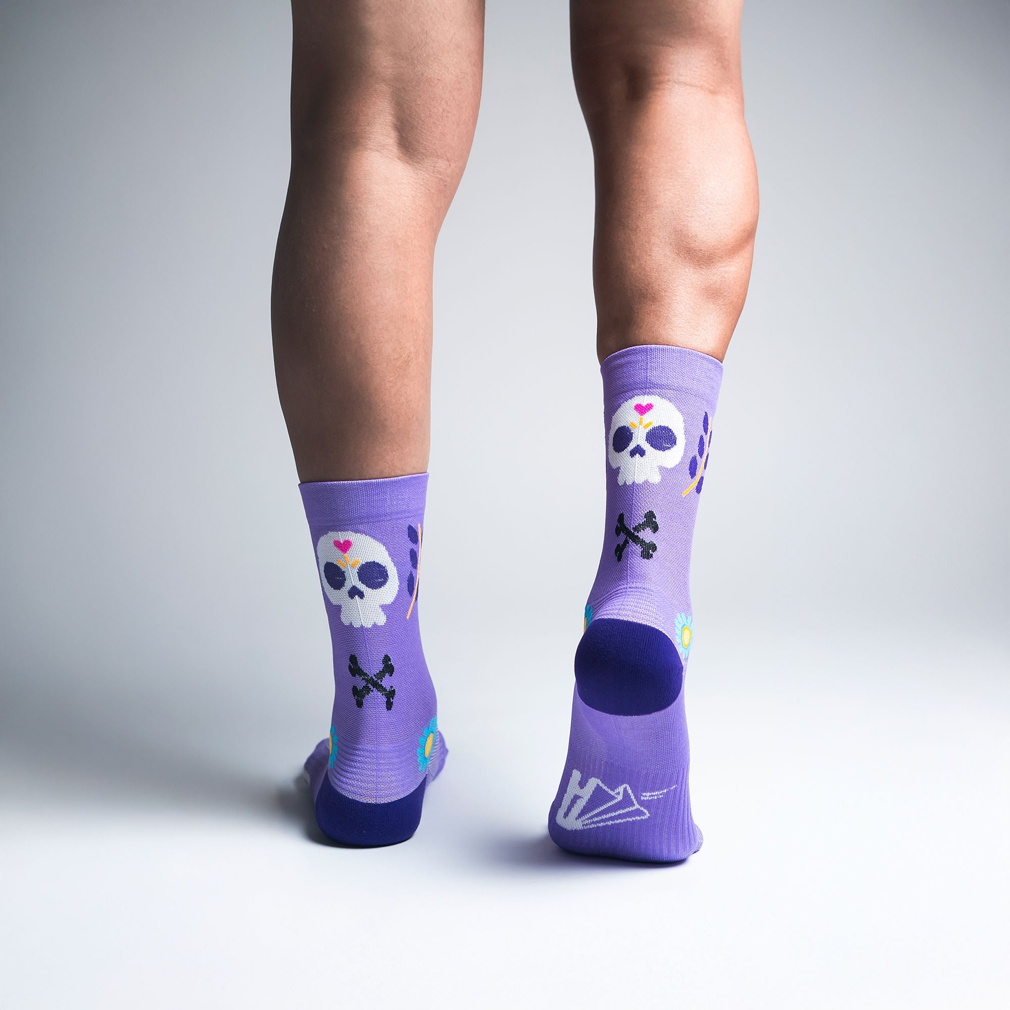 Calcetas deportivas Dia de Muertos para running, maratón y ciclismo. Con diseño técnico transpirable, compresión media y soporte en arco plantar, costura antiampollas.