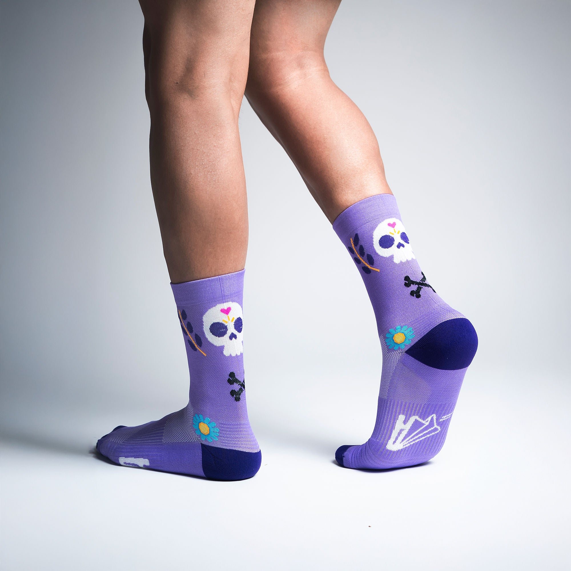 Calcetas deportivas Dia de Muertos para running, maratón y ciclismo. Con diseño técnico transpirable, compresión media y soporte en arco plantar, costura antiampollas.
