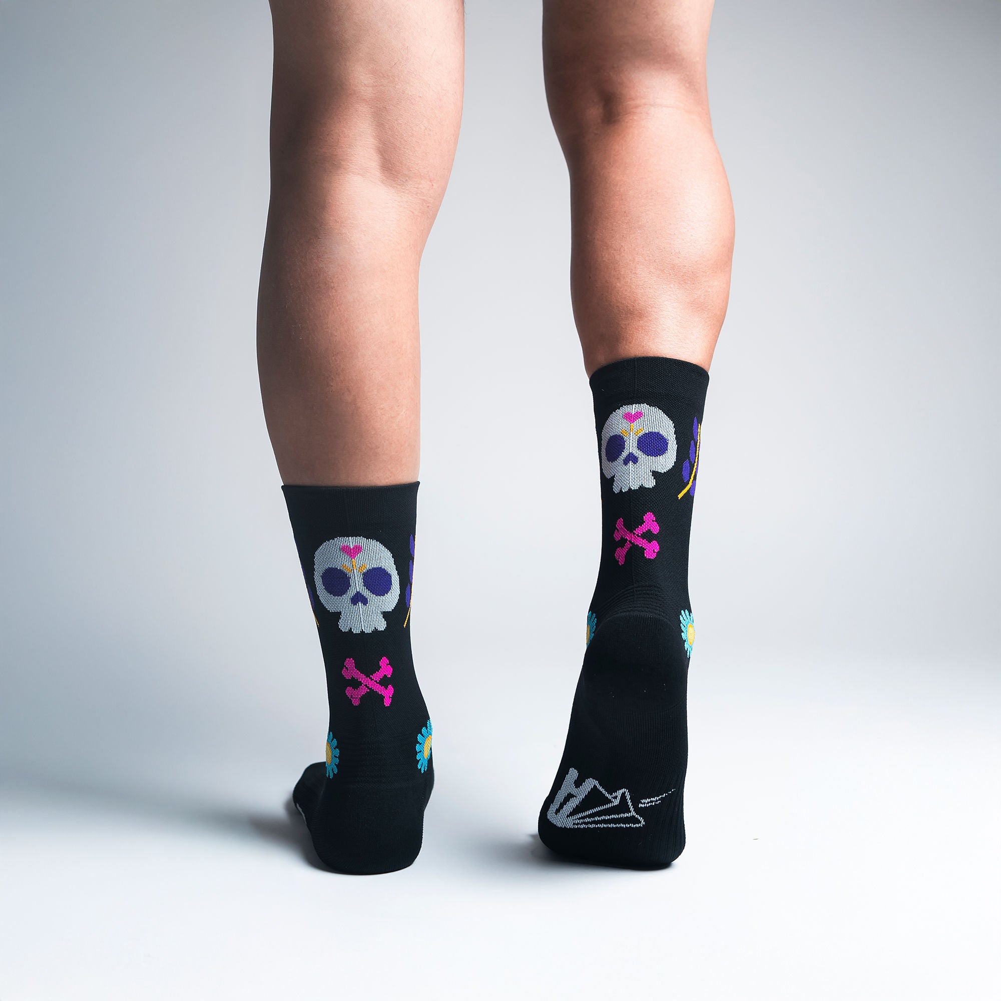 Calcetas deportivas Dia de Muertos para running, maratón y ciclismo. Con diseño técnico transpirable, compresión media y soporte en arco plantar, costura antiampollas.