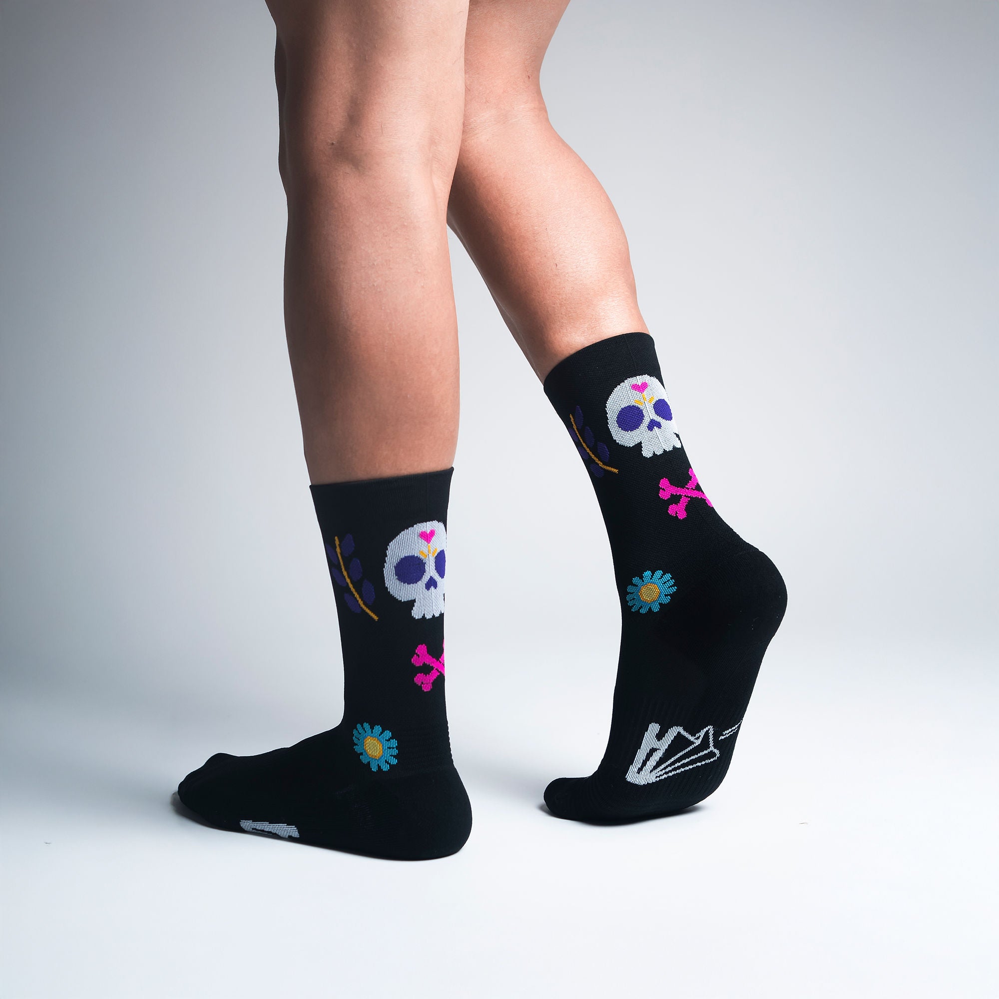 Calcetas deportivas Dia de Muertos para running, maratón y ciclismo. Con diseño técnico transpirable, compresión media y soporte en arco plantar, costura antiampollas.