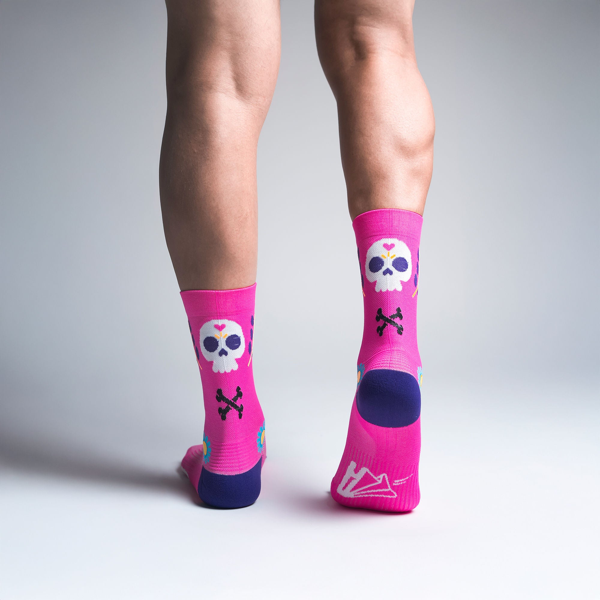 Calcetas deportivas Dia de Muertos para running, maratón y ciclismo. Con diseño técnico transpirable, compresión media y soporte en arco plantar, costura antiampollas.