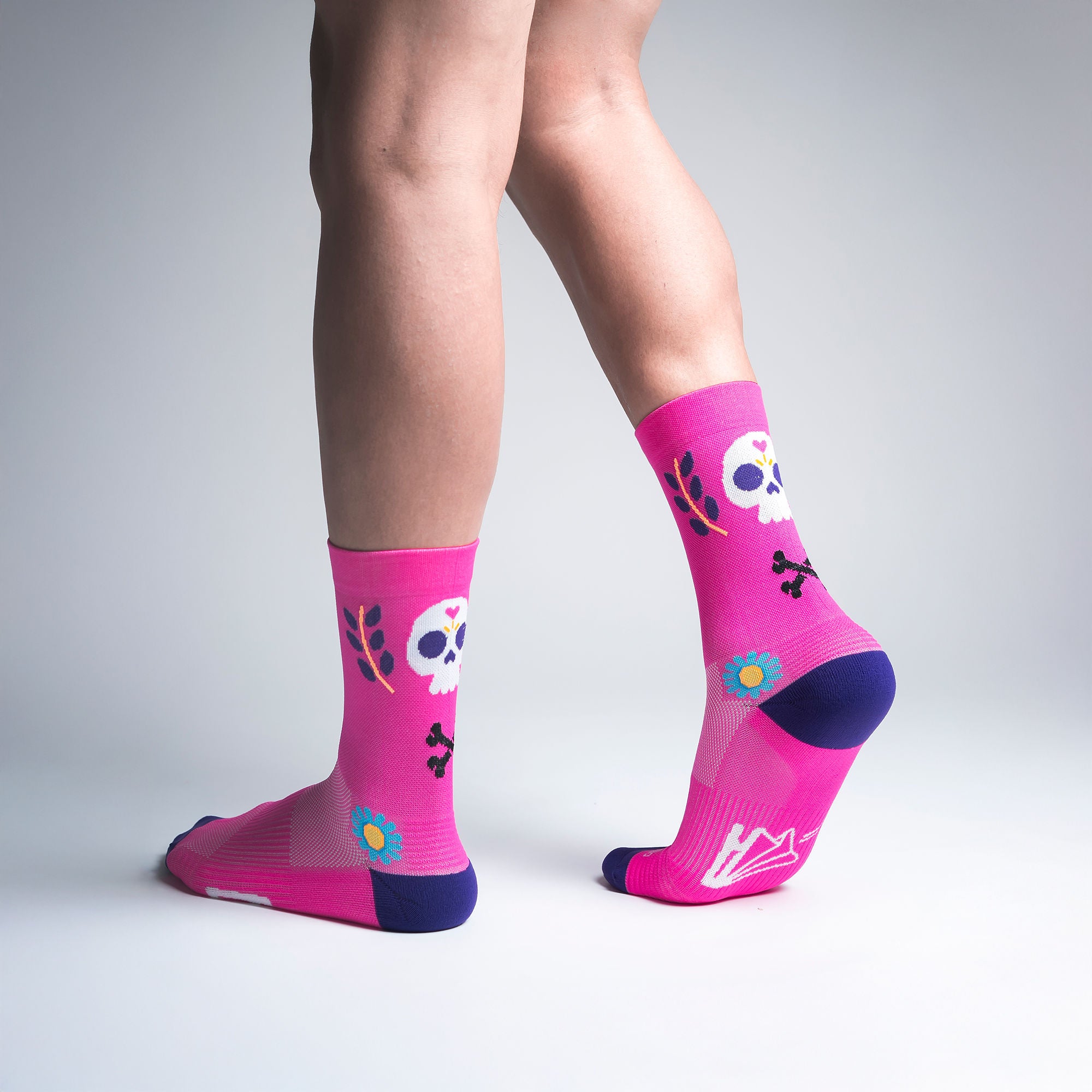 Calcetas deportivas Dia de Muertos para running, maratón y ciclismo. Con diseño técnico transpirable, compresión media y soporte en arco plantar, costura antiampollas.