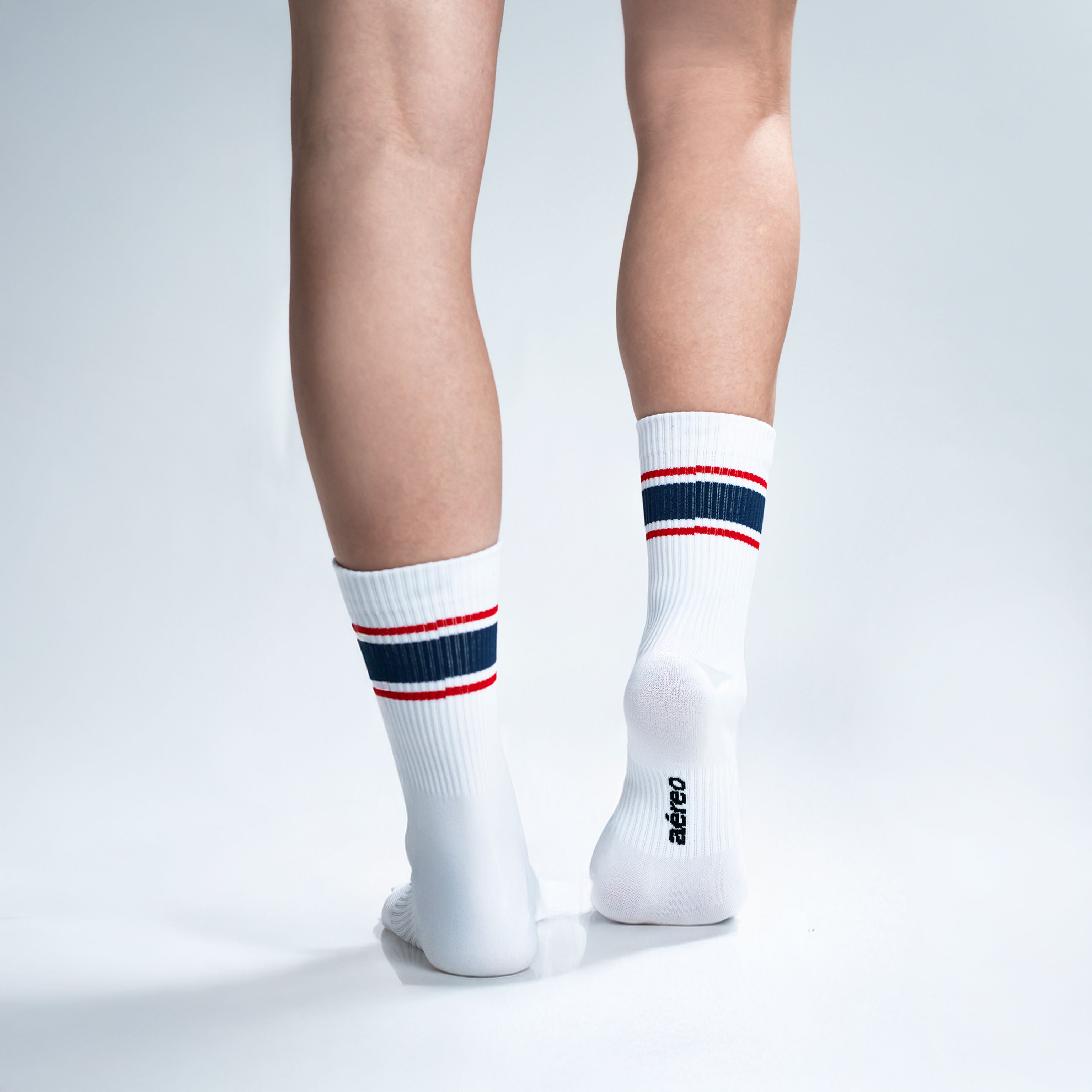 Calcetas deportivas Energy Stripes para correr y entrenar, diseño moderno con líneas de colores y textura ligera.