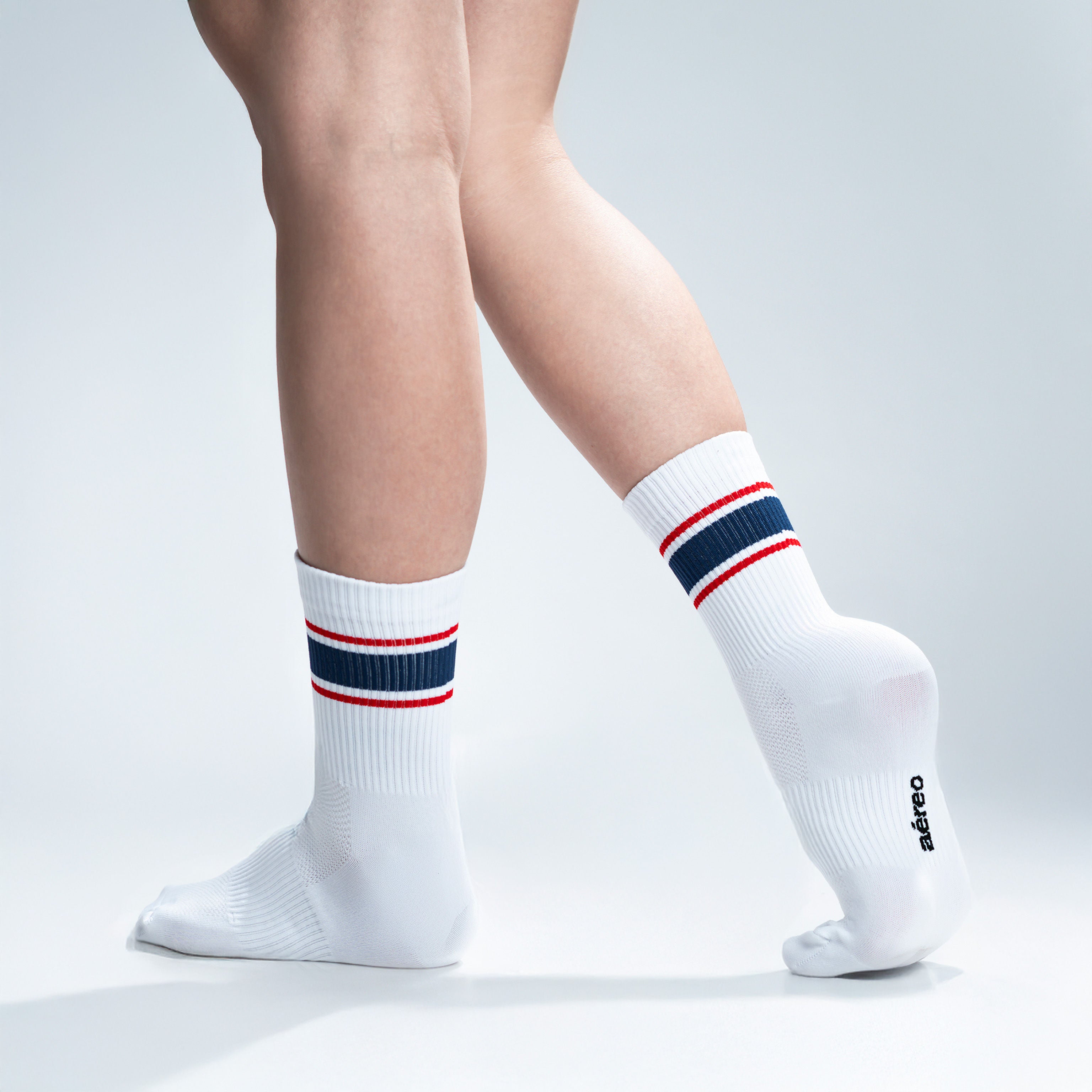 Calcetas deportivas Energy Stripes para correr y entrenar, diseño moderno con líneas de colores y textura ligera.