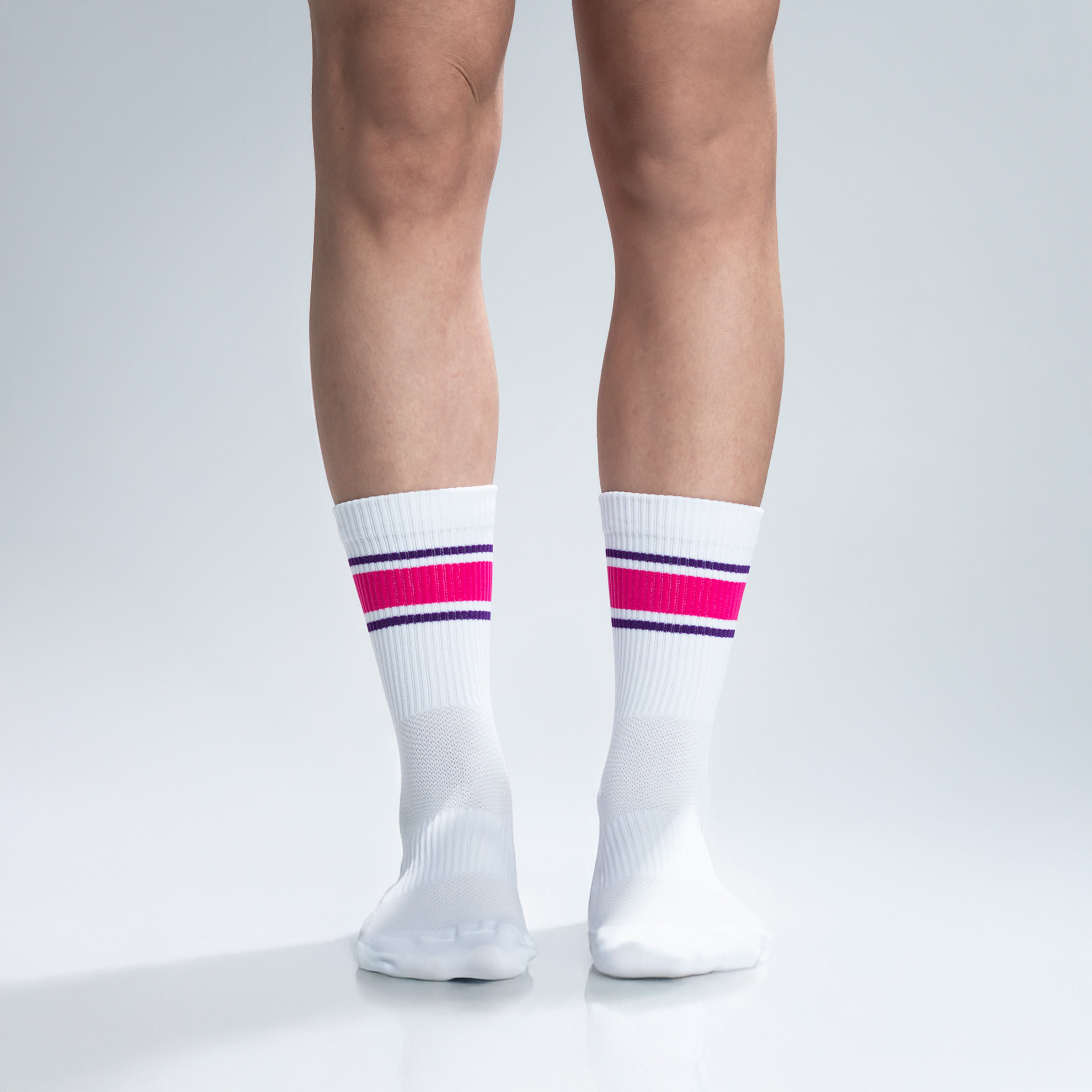 Calcetas deportivas Energy Stripes para correr y entrenar, diseño moderno con líneas de colores y textura ligera.