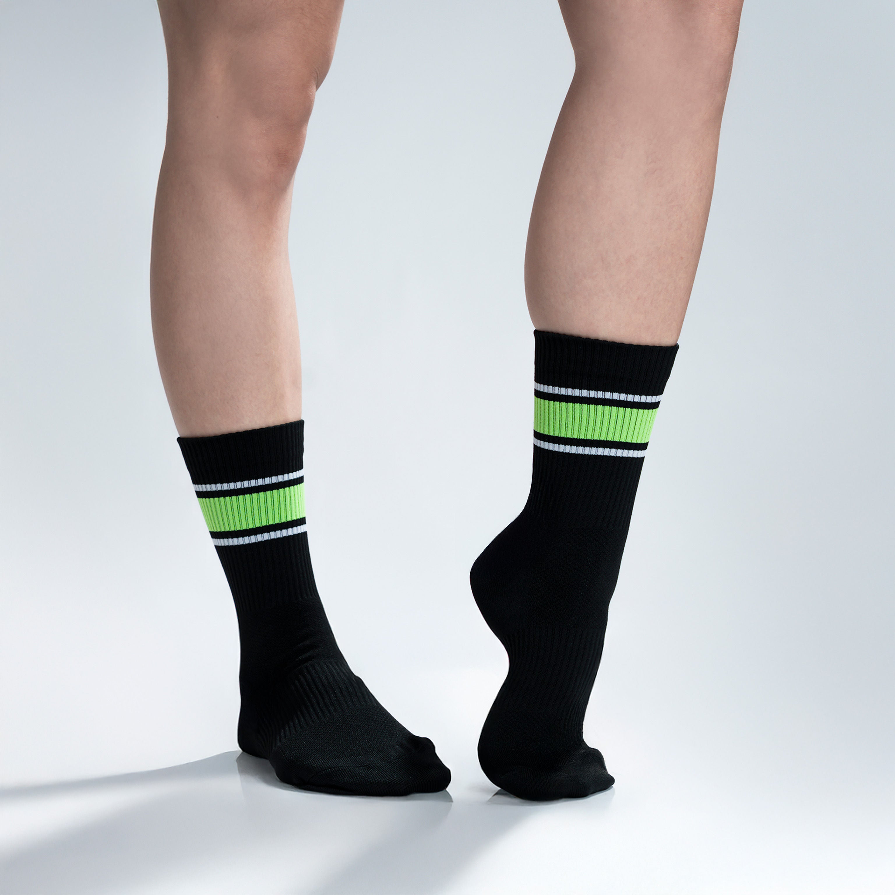 Calcetas deportivas Energy Stripes para correr y entrenar, diseño moderno con líneas de colores y textura ligera.