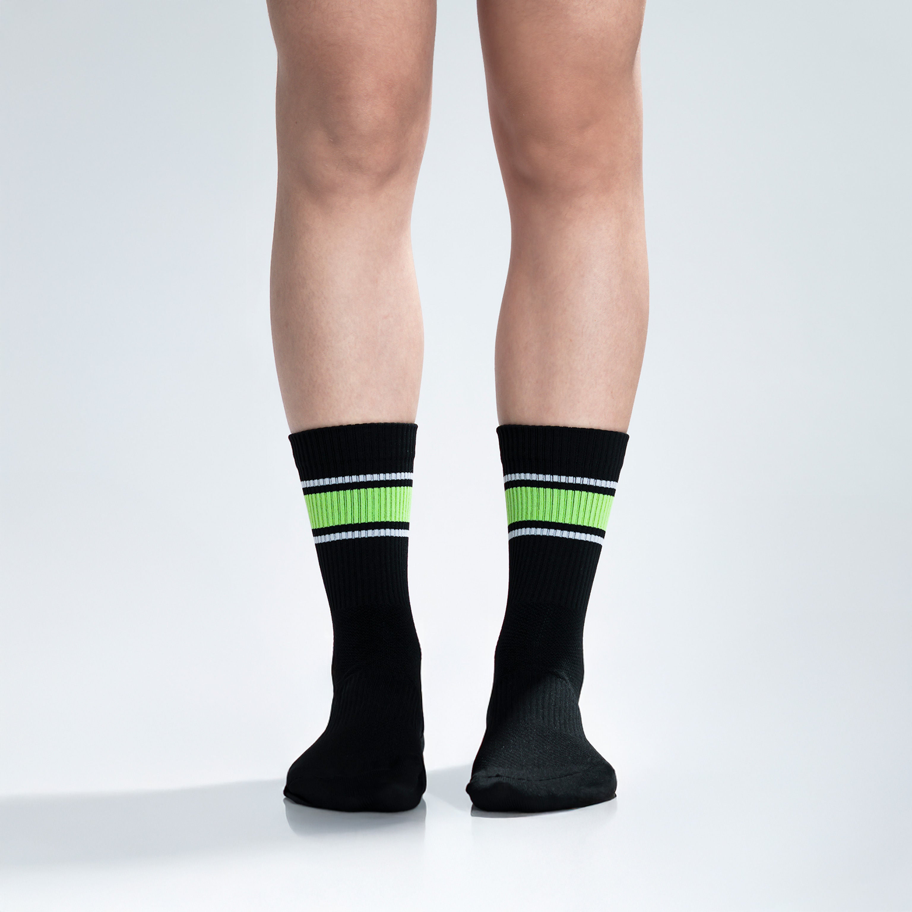 Calcetas deportivas Energy Stripes para correr y entrenar, diseño moderno con líneas de colores y textura ligera.