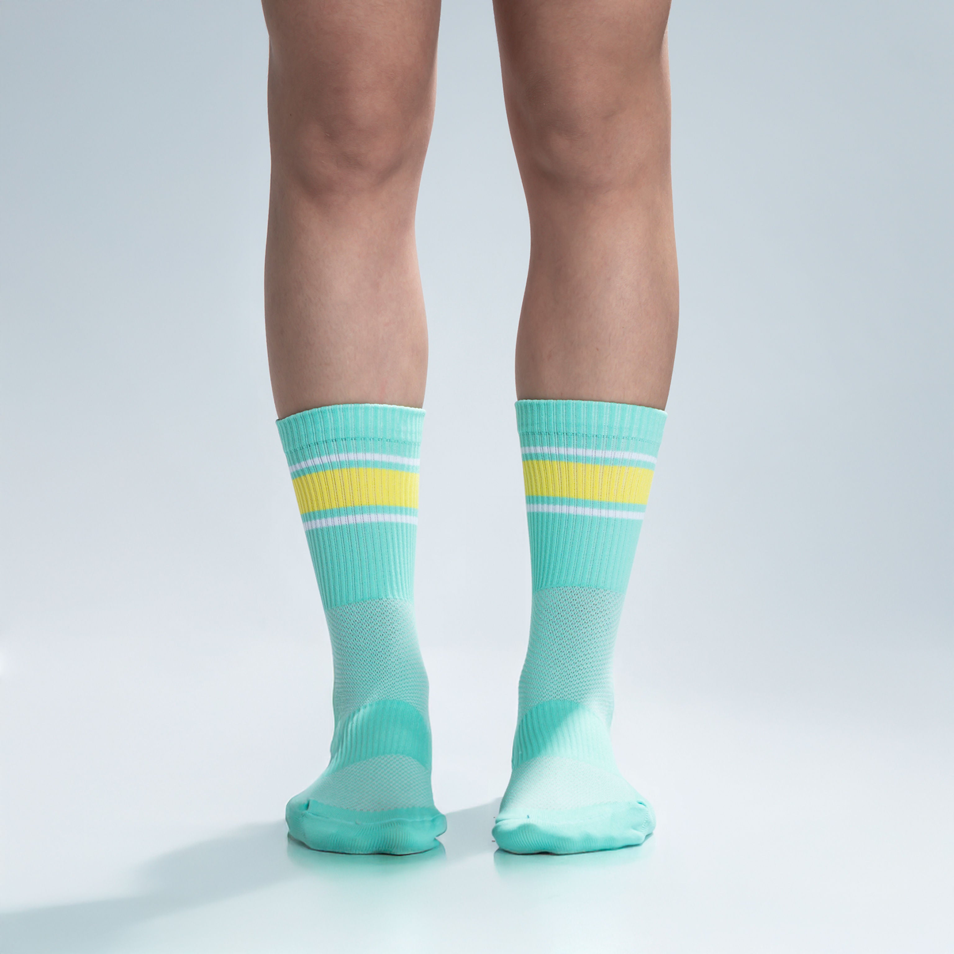 Calcetas deportivas Energy Stripes para correr y entrenar, diseño moderno con líneas de colores y textura ligera.