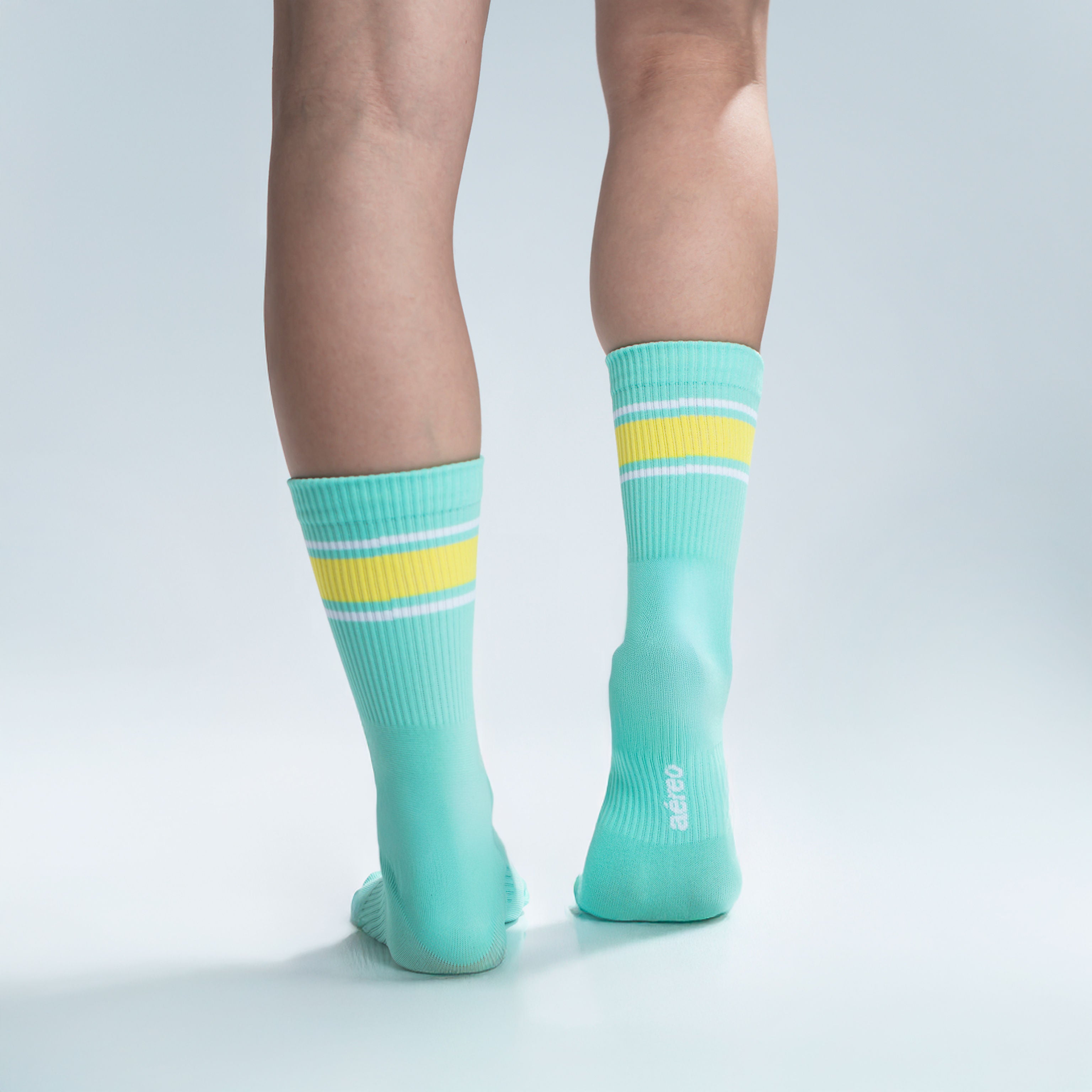 Calcetas deportivas Energy Stripes para correr y entrenar, diseño moderno con líneas de colores y textura ligera.