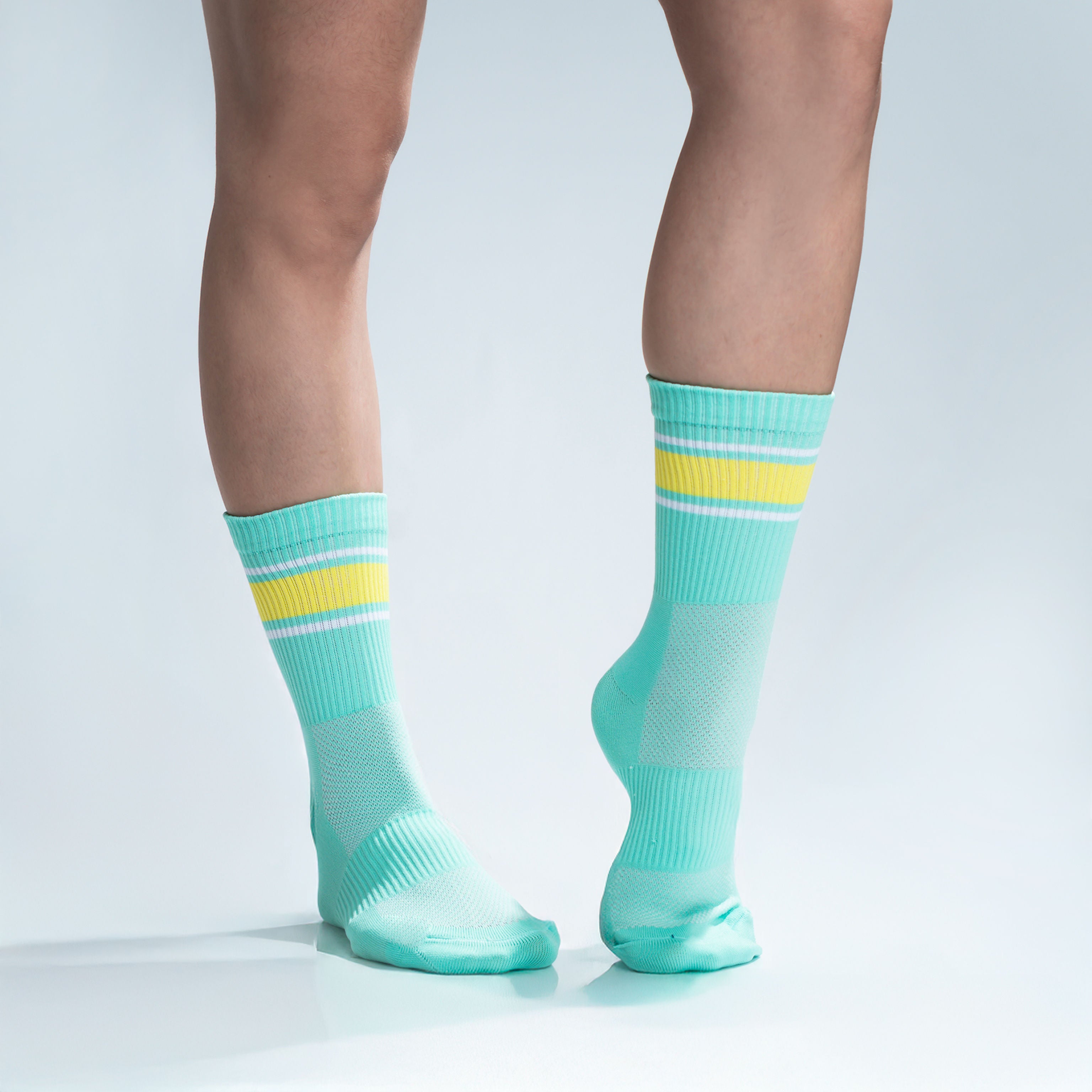 Calcetas deportivas Energy Stripes para correr y entrenar, diseño moderno con líneas de colores y textura ligera.