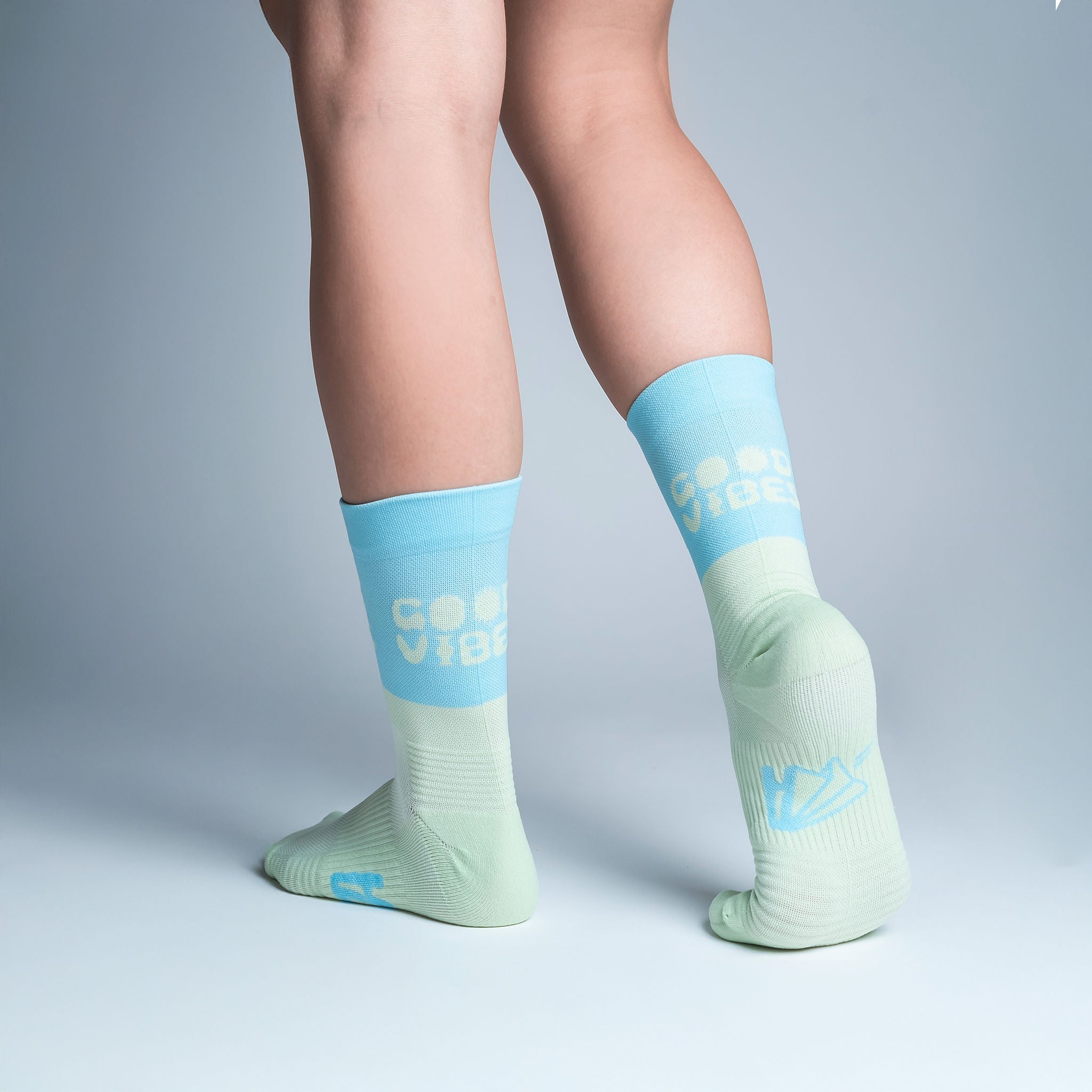 Calcetas deportivas Good Vibes  para running, maratón y ciclismo. Con diseño técnico transpirable, compresión media y soporte en arco plantar, costura antiampollas.