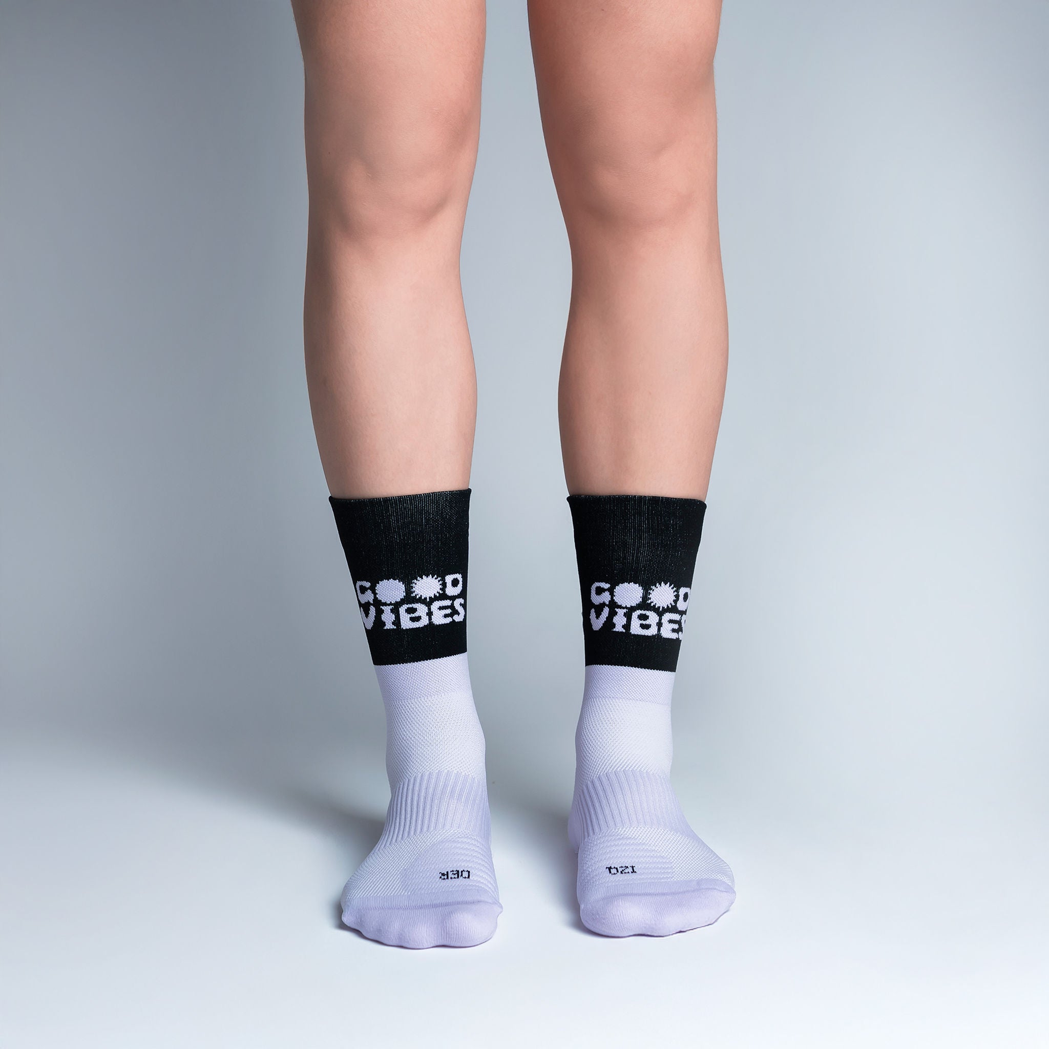 Calcetas deportivas Good Vibes  para running, maratón y ciclismo. Con diseño técnico transpirable, compresión media y soporte en arco plantar, costura antiampollas.