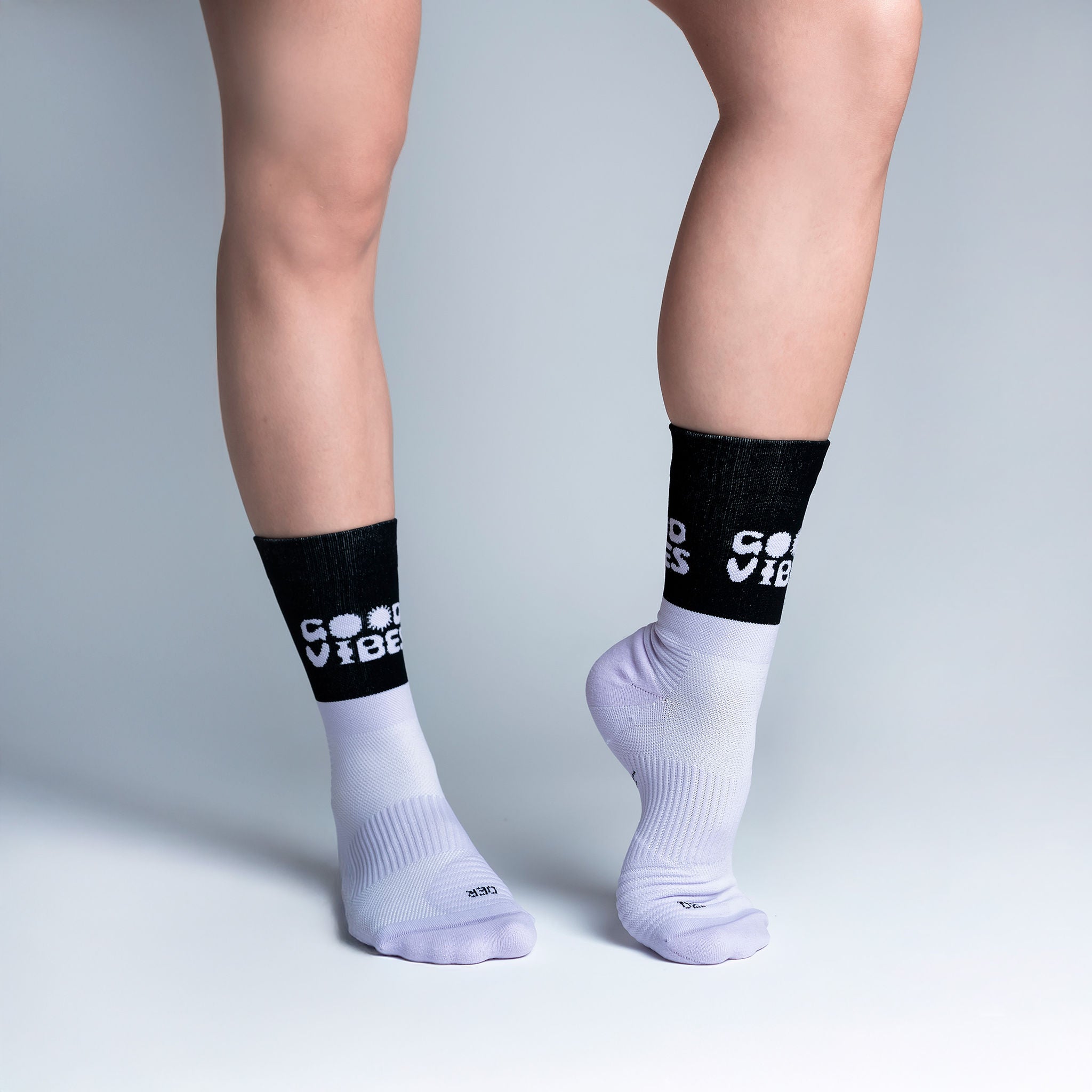 Calcetas deportivas Good Vibes  para running, maratón y ciclismo. Con diseño técnico transpirable, compresión media y soporte en arco plantar, costura antiampollas.