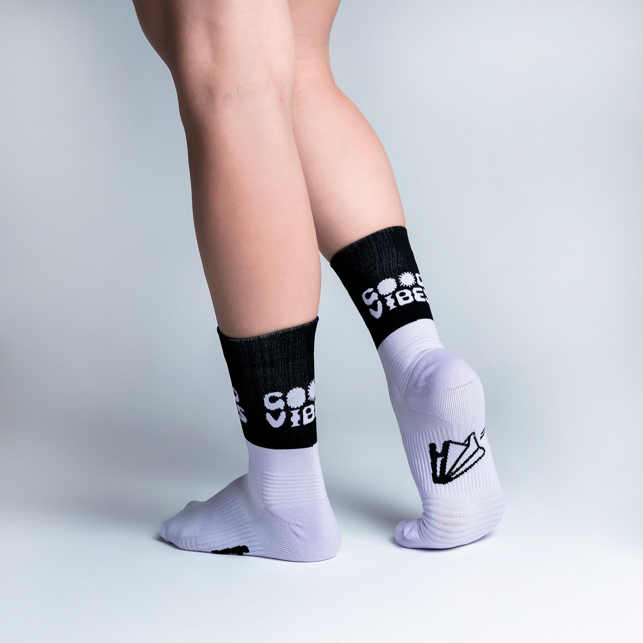 Calcetas deportivas Good Vibes  para running, maratón y ciclismo. Con diseño técnico transpirable, compresión media y soporte en arco plantar, costura antiampollas.