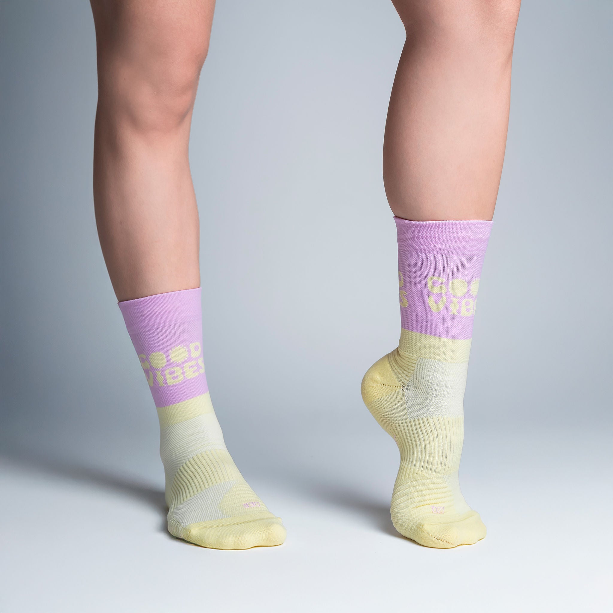 Calcetas deportivas Good Vibes  para running, maratón y ciclismo. Con diseño técnico transpirable, compresión media y soporte en arco plantar, costura antiampollas.