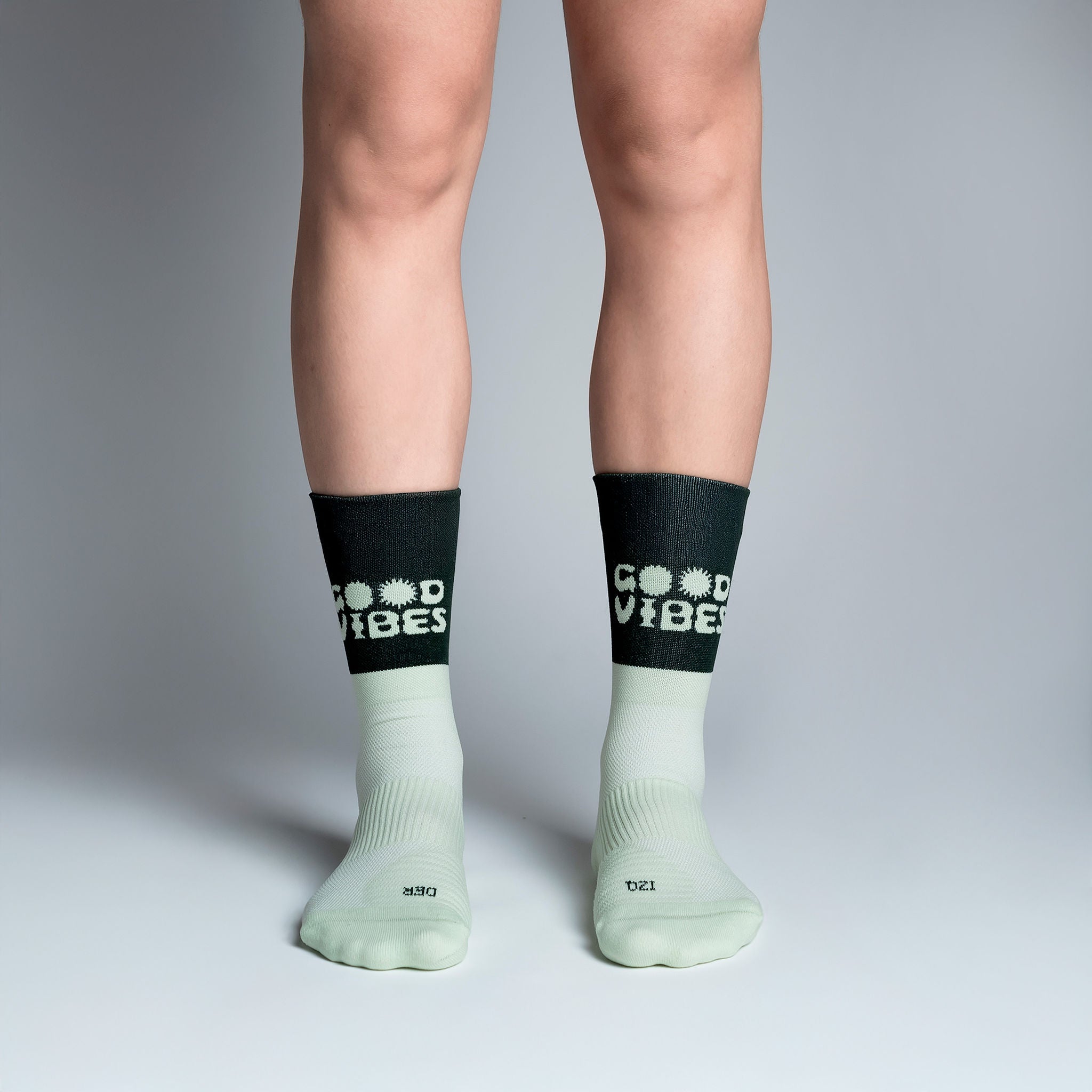 Calcetas deportivas Good Vibes  para running, maratón y ciclismo. Con diseño técnico transpirable, compresión media y soporte en arco plantar, costura antiampollas.