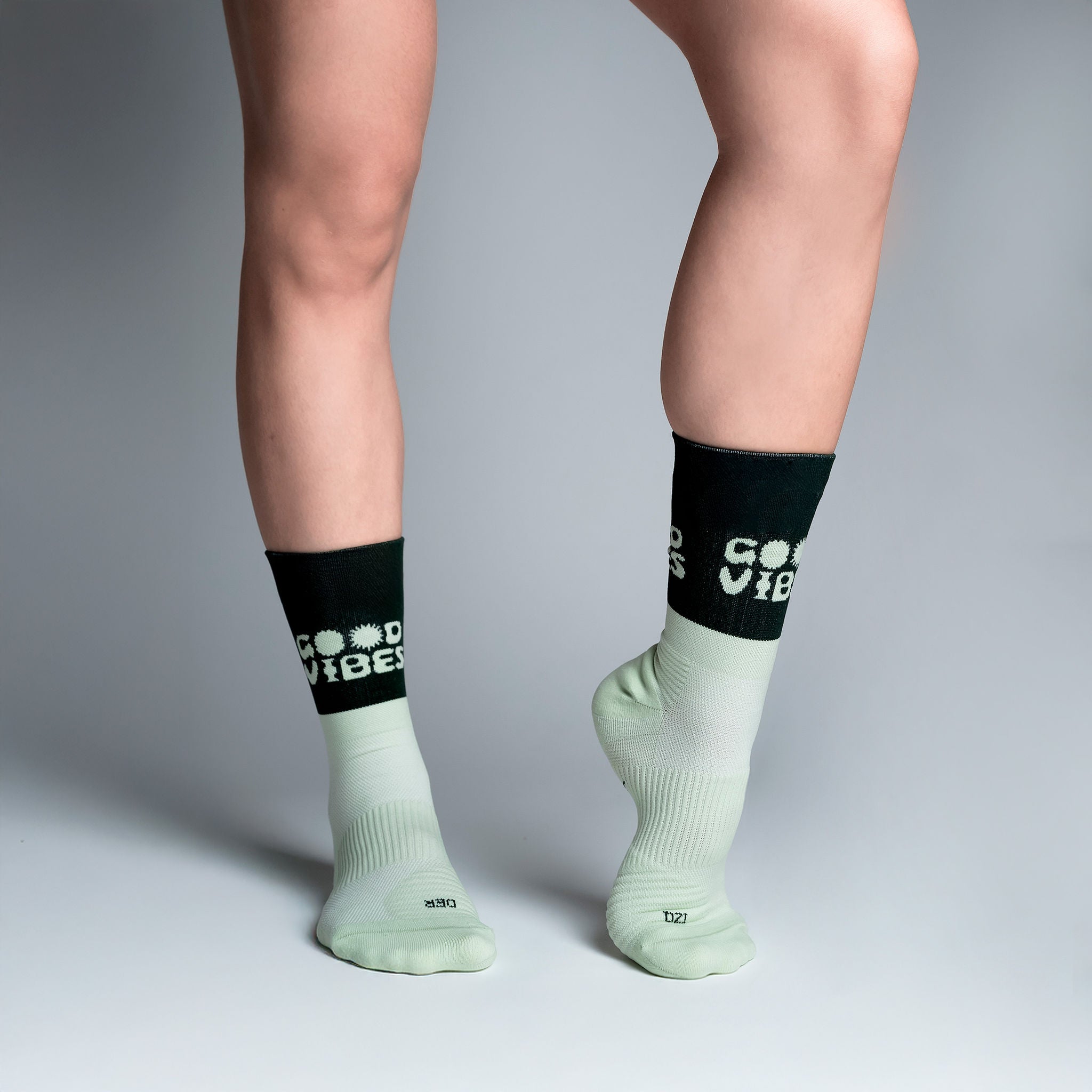 Calcetas deportivas Good Vibes  para running, maratón y ciclismo. Con diseño técnico transpirable, compresión media y soporte en arco plantar, costura antiampollas.