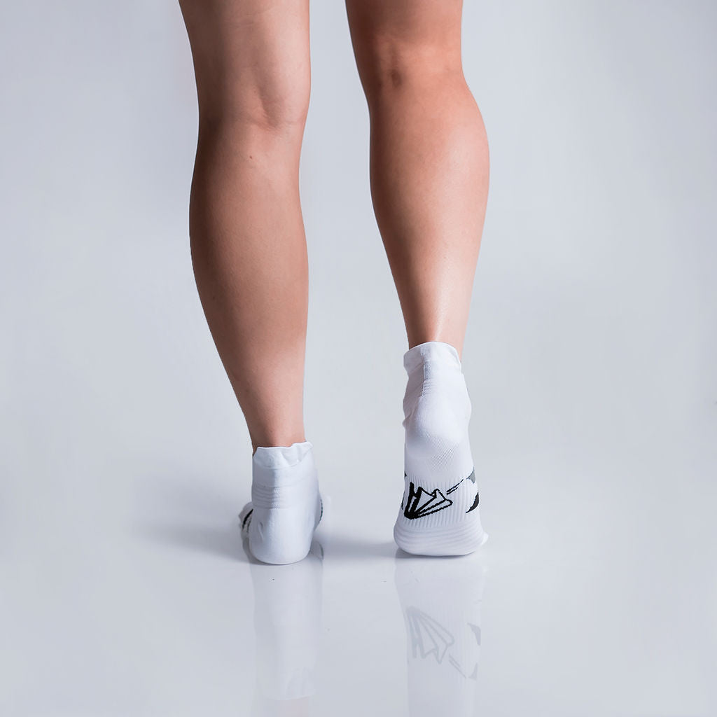 Calcetas deportivas Invisibles para running, maratón y ciclismo. Con diseño técnico transpirable, compresión media y soporte en arco plantar, costura antiampollas.