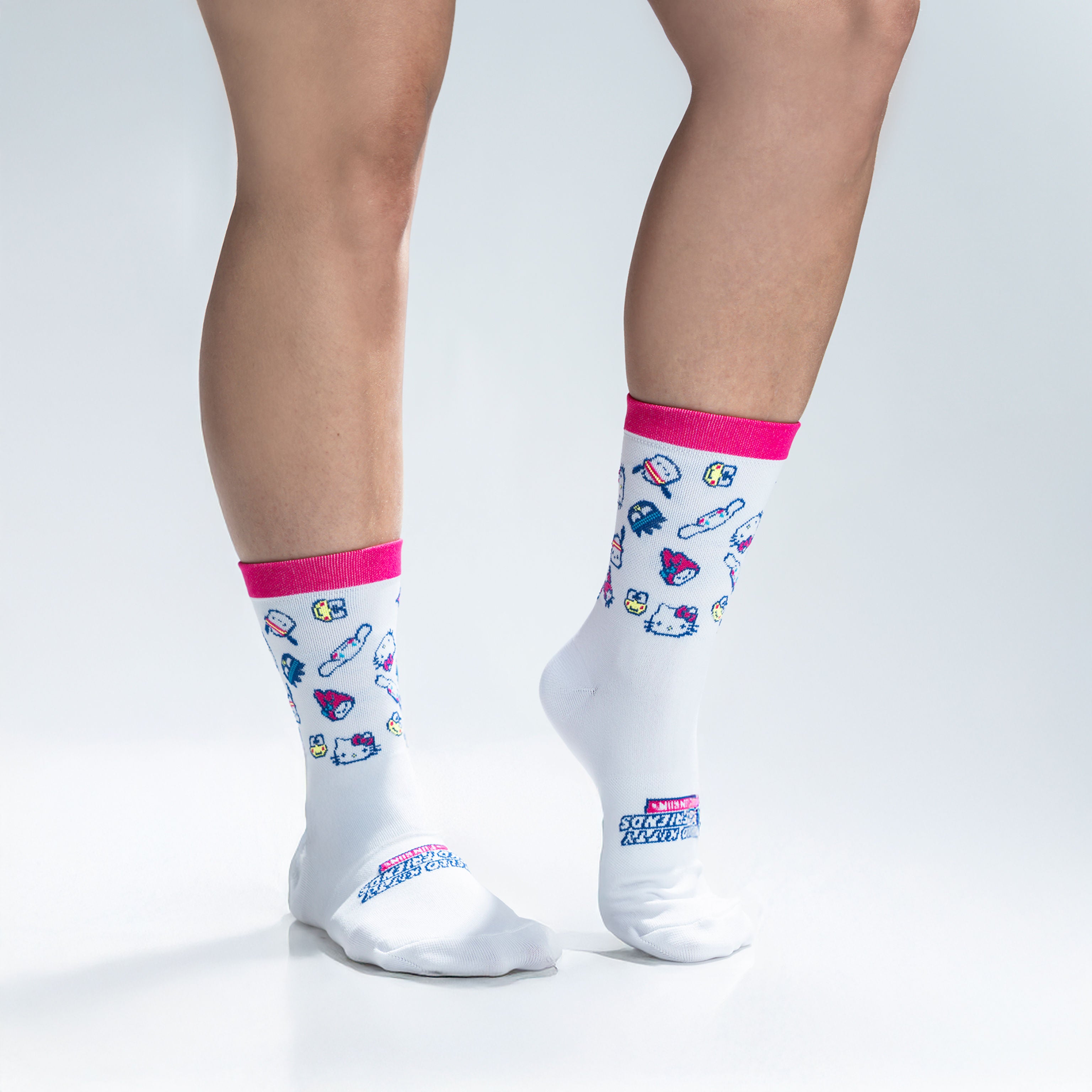 Calcetas deportivas Kitty & Friends con soporte en arco, tecnología antiampollas y diseño kawaii para correr y gym diseño Kitty and friends pattern