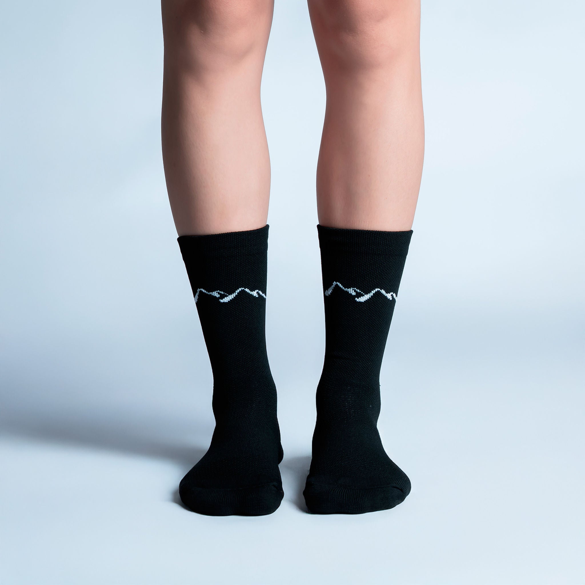 Calcetas deportivas King of the Mountain diseñadas para corredoras y corredores, con tejido respirable, ajuste cómodo y compresión media ideal para distancias cortas y largas.
