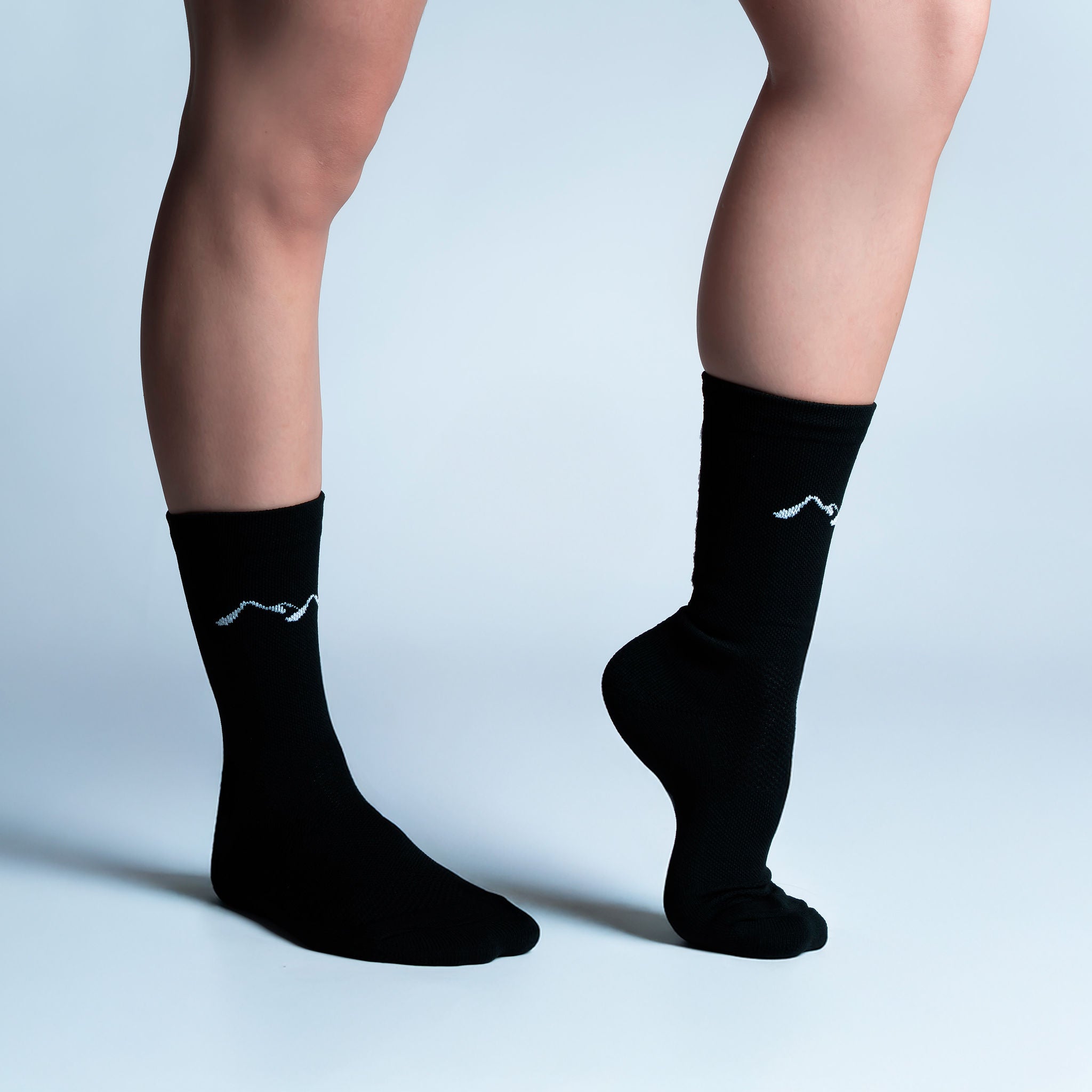 Calcetas deportivas King of the Mountain diseñadas para corredoras y corredores, con tejido respirable, ajuste cómodo y compresión media ideal para distancias cortas y largas.
