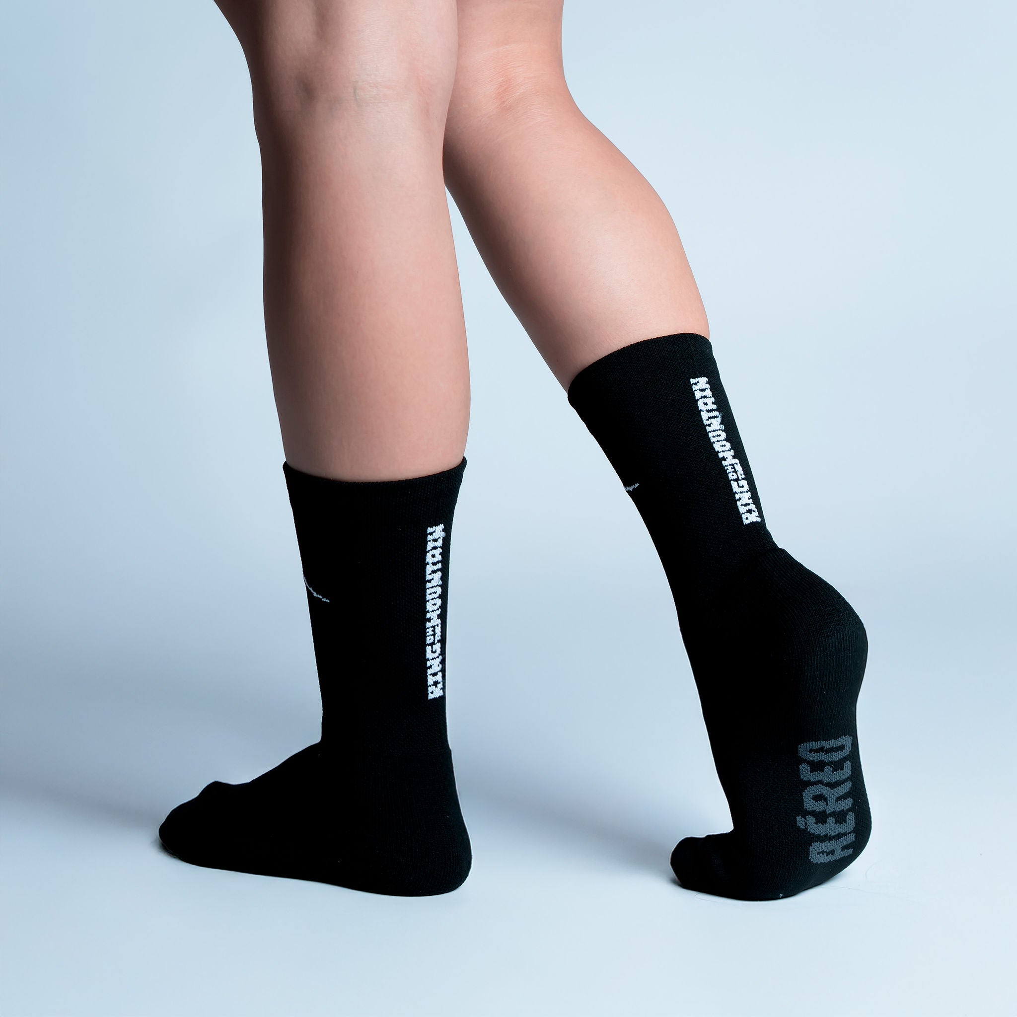 Calcetas deportivas King of the Mountain diseñadas para corredoras y corredores, con tejido respirable, ajuste cómodo y compresión media ideal para distancias cortas y largas.
