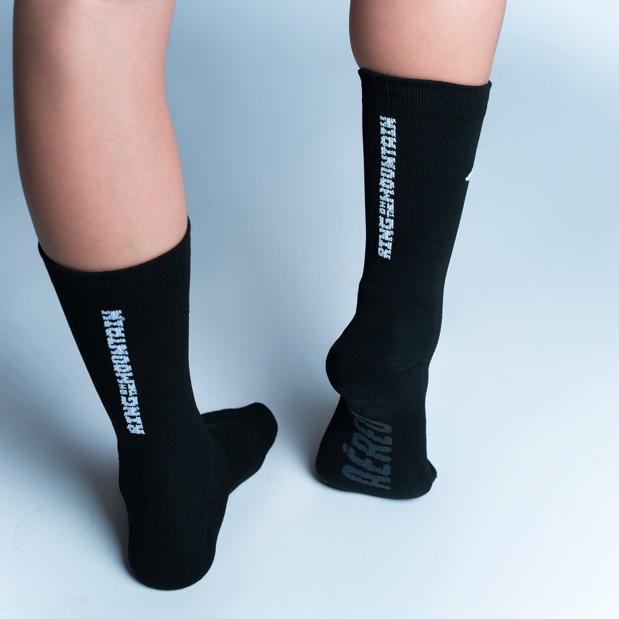 Calcetas deportivas King of the Mountain diseñadas para corredoras y corredores, con tejido respirable, ajuste cómodo y compresión media ideal para distancias cortas y largas.
