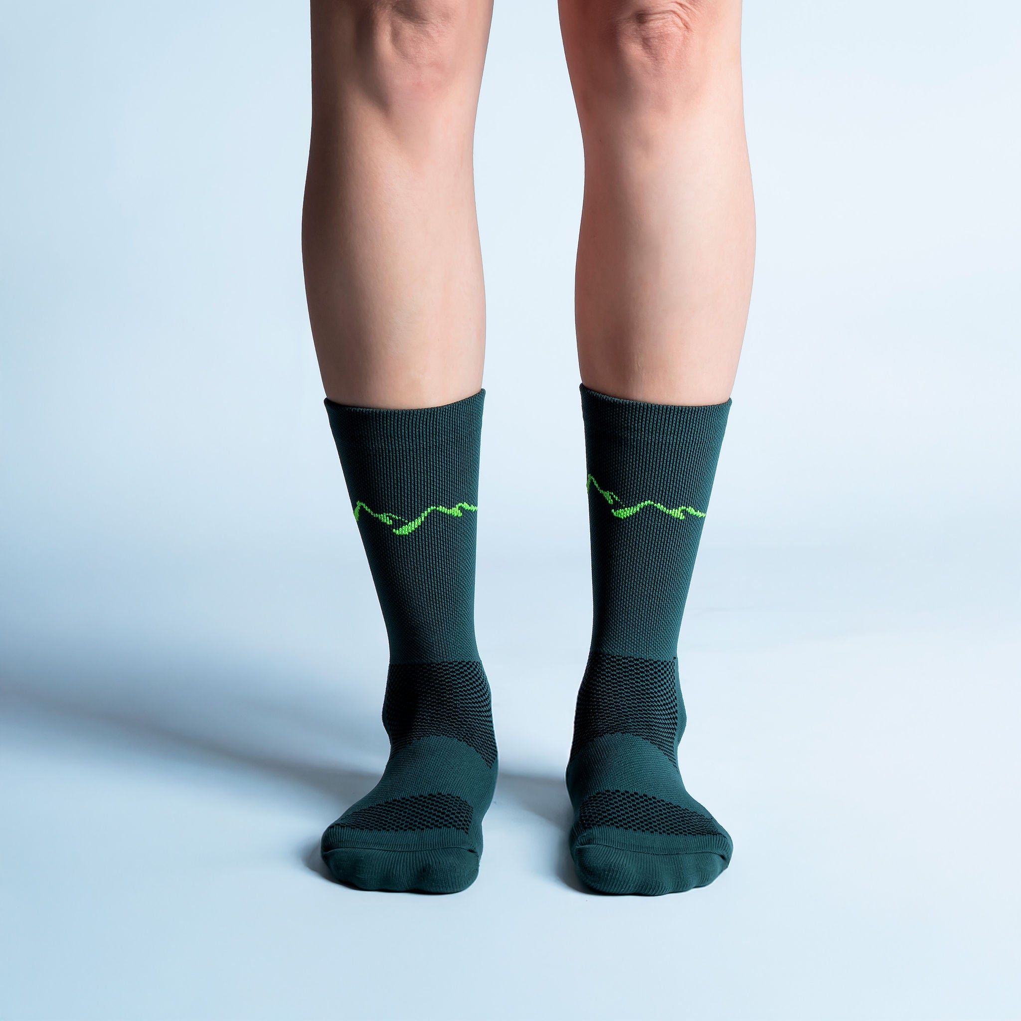 Calcetas deportivas King of the Mountain diseñadas para corredoras y corredores, con tejido respirable, ajuste cómodo y compresión media ideal para distancias cortas y largas.
