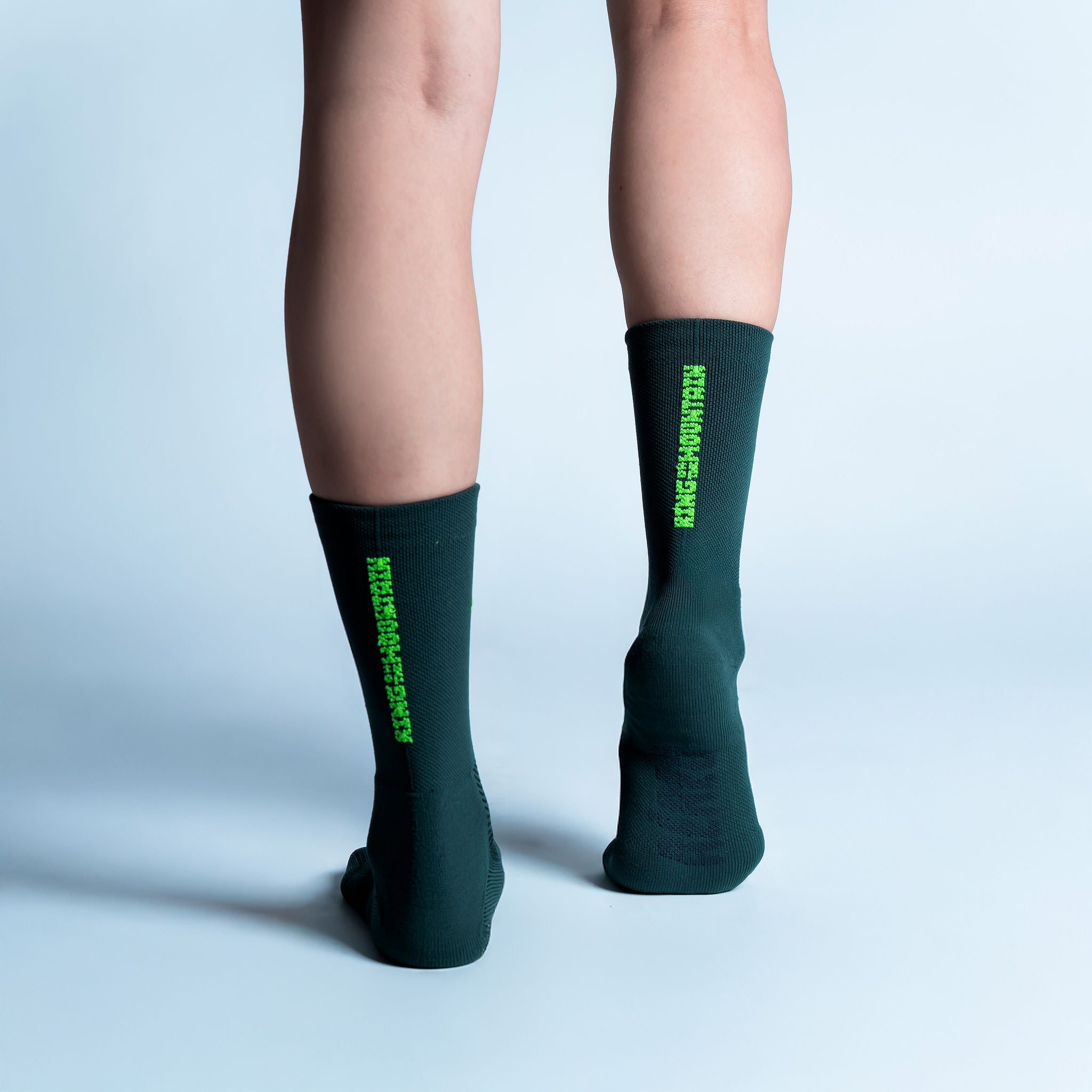 Calcetas deportivas King of the Mountain diseñadas para corredoras y corredores, con tejido respirable, ajuste cómodo y compresión media ideal para distancias cortas y largas.
