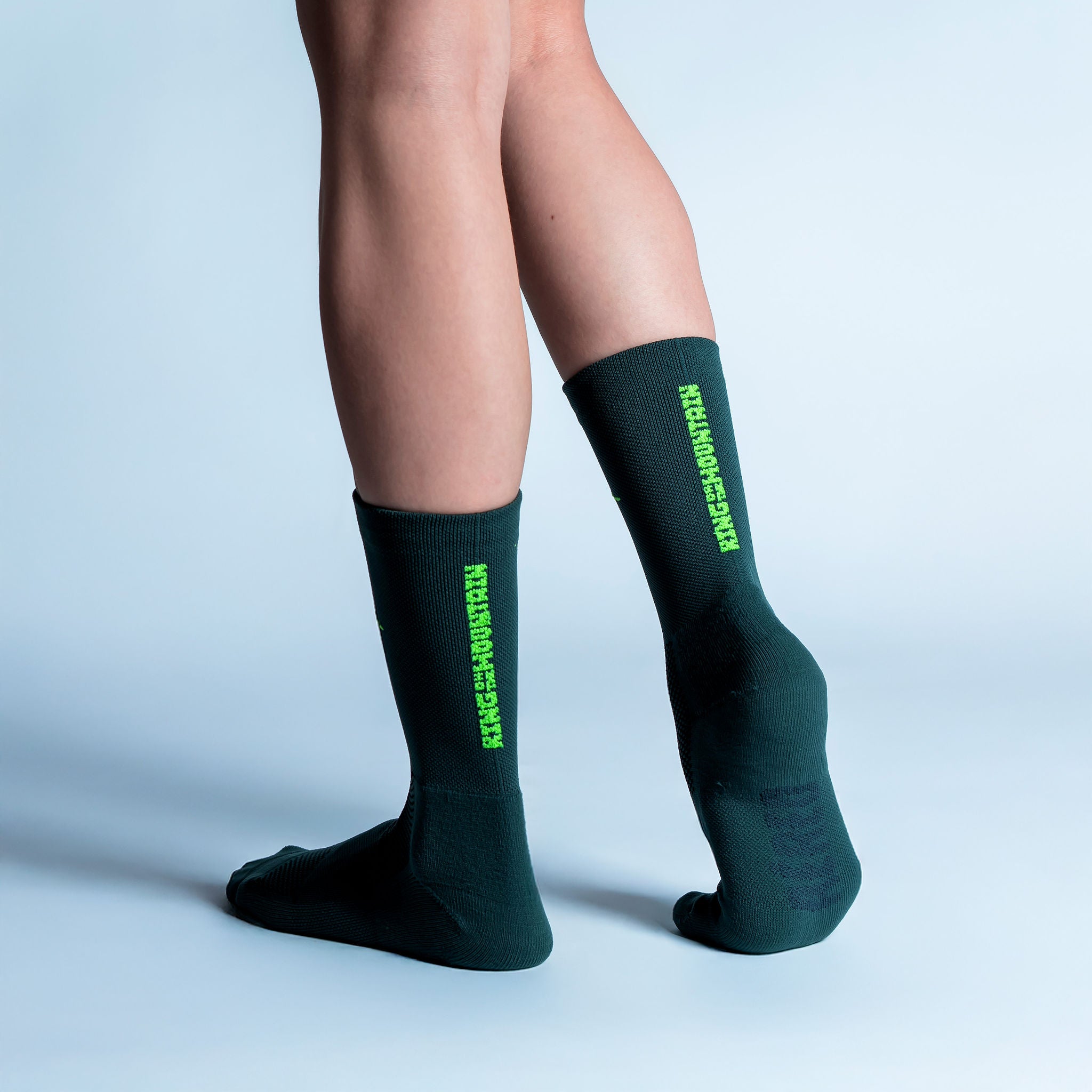 Calcetas deportivas King of the Mountain diseñadas para corredoras y corredores, con tejido respirable, ajuste cómodo y compresión media ideal para distancias cortas y largas.
