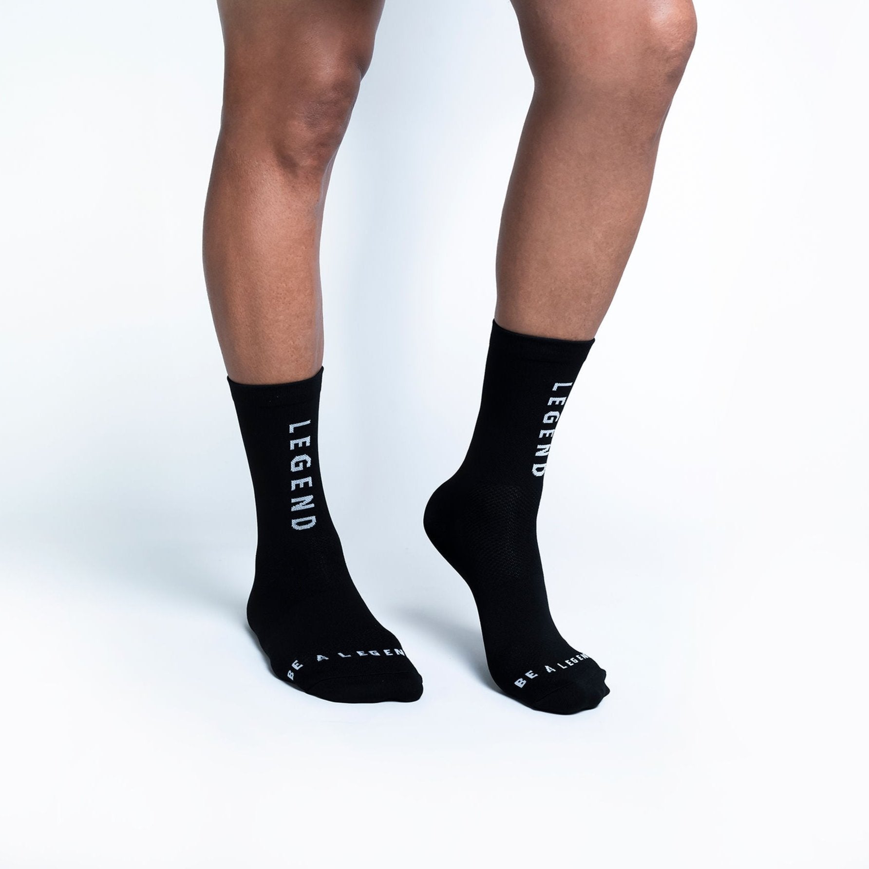 Calceta deportiva Classic Legend para correr y entrenar, diseño clásico y atemporal, tejido transpirable, ajuste cómodo con compresión ligera que ofrece soporte sutil sin apretar, ideal para uso diario y rendimiento continuo.