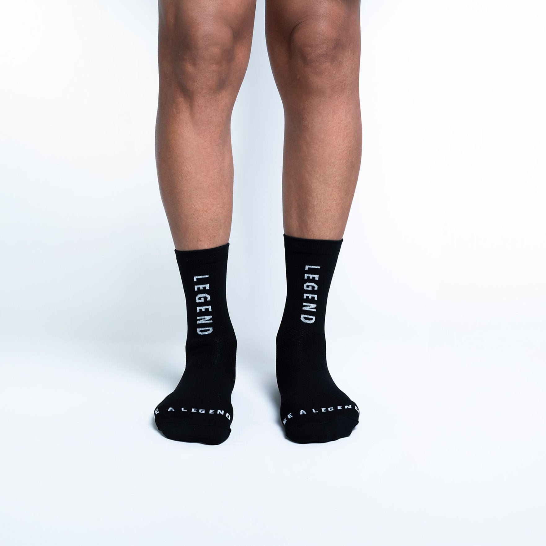 Calceta deportiva Classic Legend para correr y entrenar, diseño clásico y atemporal, tejido transpirable, ajuste cómodo con compresión ligera que ofrece soporte sutil sin apretar, ideal para uso diario y rendimiento continuo.