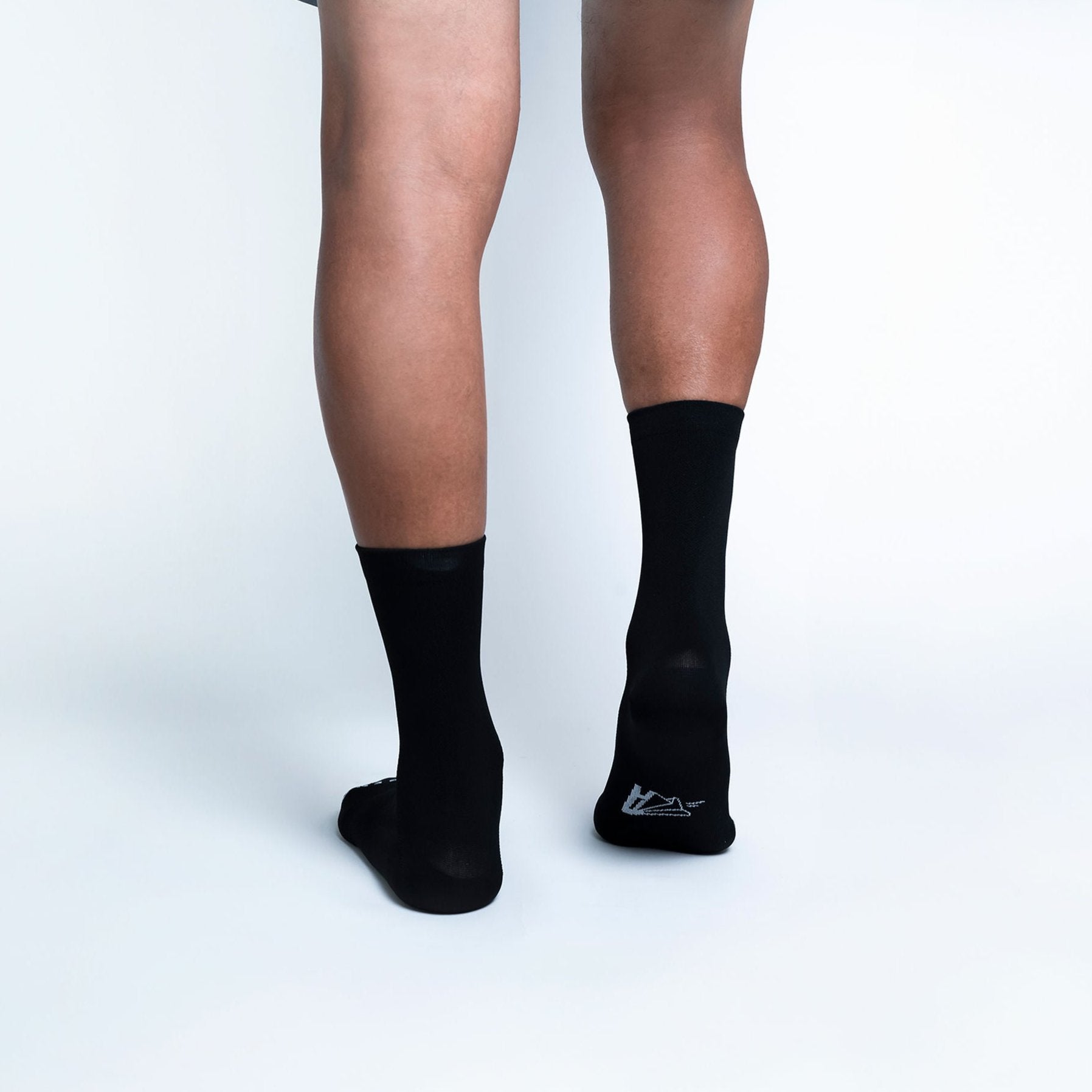 Calceta deportiva Classic Legend para correr y entrenar, diseño clásico y atemporal, tejido transpirable, ajuste cómodo con compresión ligera que ofrece soporte sutil sin apretar, ideal para uso diario y rendimiento continuo.