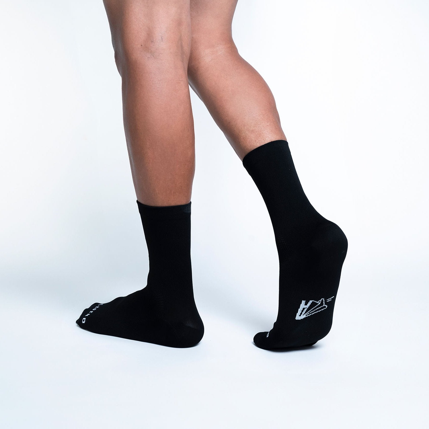 Calceta deportiva Classic Legend para correr y entrenar, diseño clásico y atemporal, tejido transpirable, ajuste cómodo con compresión ligera que ofrece soporte sutil sin apretar, ideal para uso diario y rendimiento continuo.