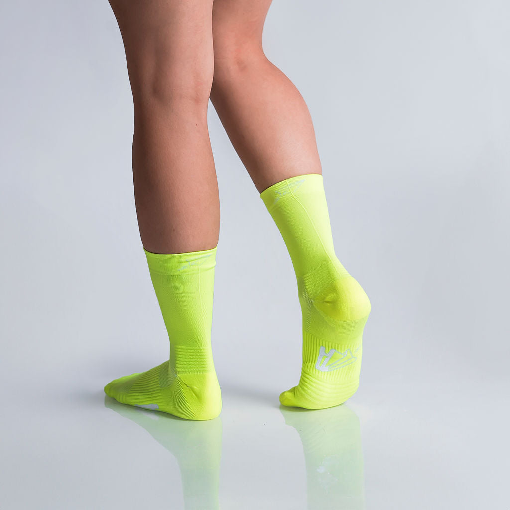 Calcetas deportivas lisas para running, maratón y ciclismo. Con diseño técnico transpirable, compresión media y soporte en arco plantar, costura antiampollas.