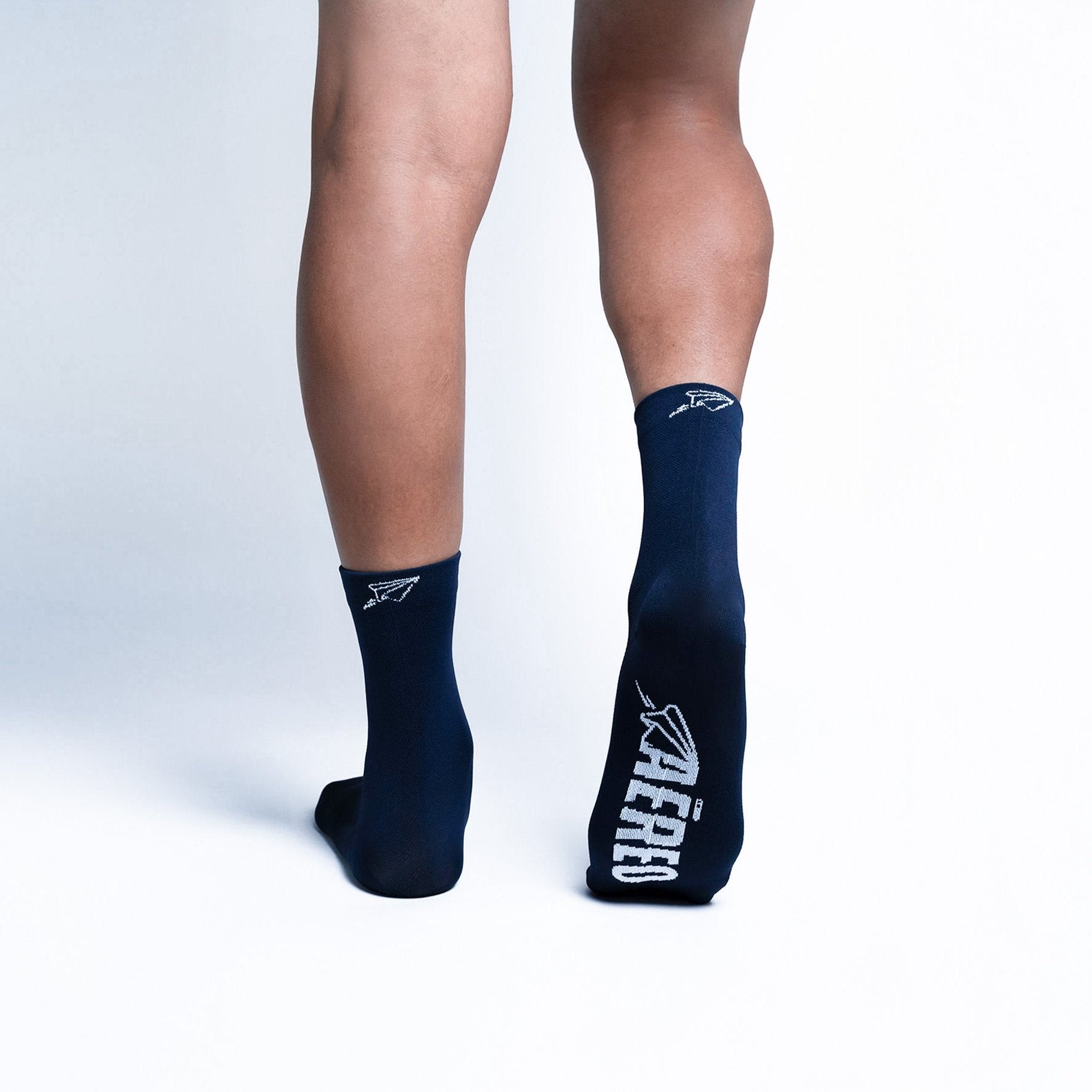 Calcetas deportivas lisas para running, maratón y ciclismo. Con diseño técnico transpirable, compresión media y soporte en arco plantar, costura antiampollas.