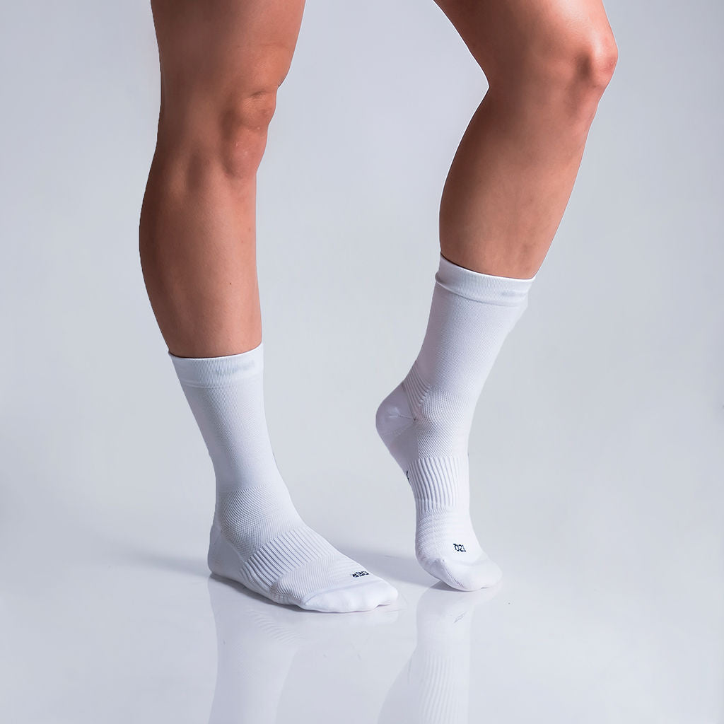 Calcetas deportivas lisas para running, maratón y ciclismo. Con diseño técnico transpirable, compresión media y soporte en arco plantar, costura antiampollas.