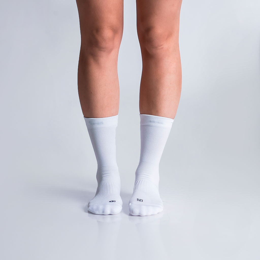 Calcetas deportivas lisas para running, maratón y ciclismo. Con diseño técnico transpirable, compresión media y soporte en arco plantar, costura antiampollas.